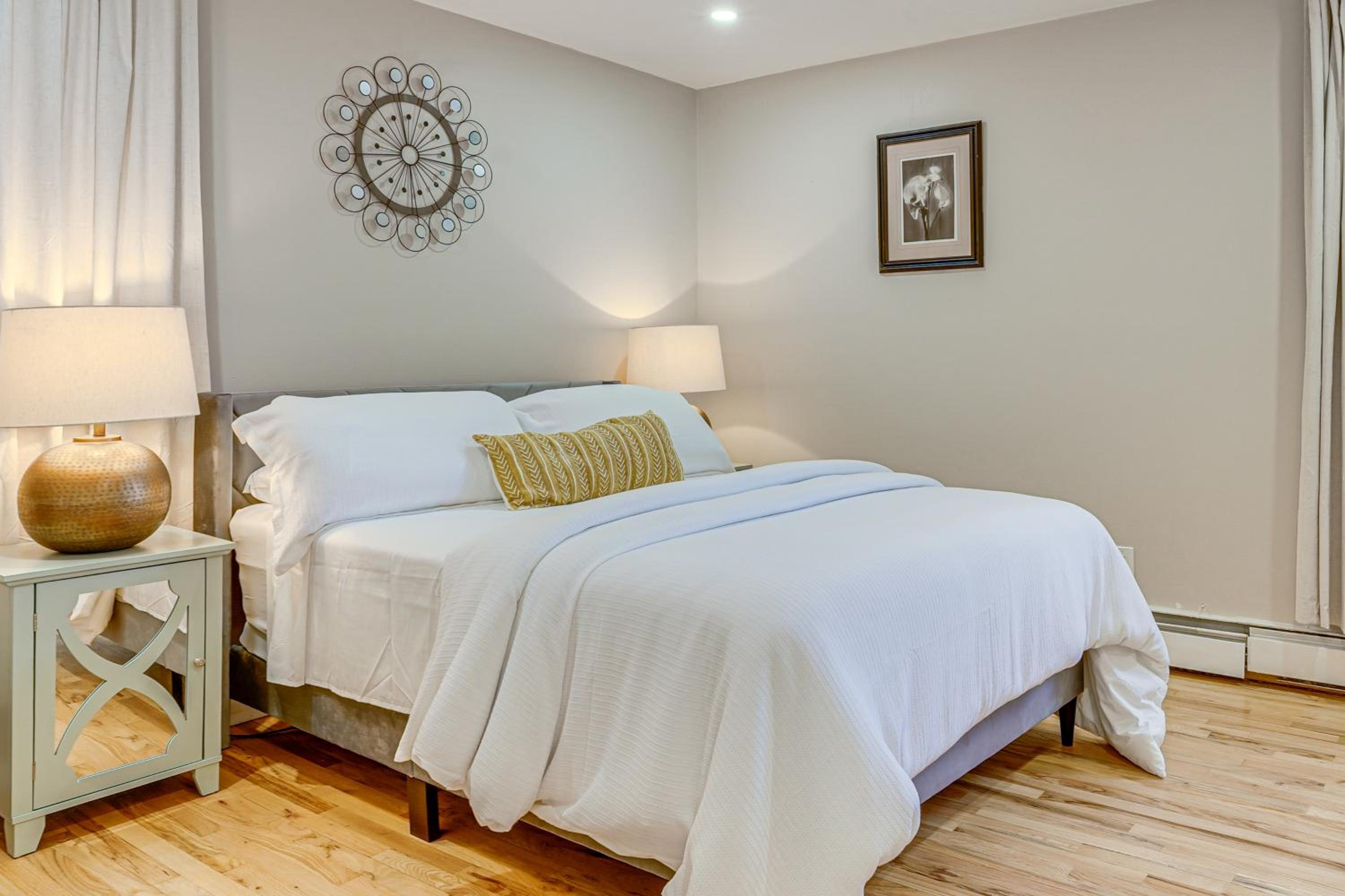 Shop, Hike, Golf and Swim Inviting Deer Park Escape