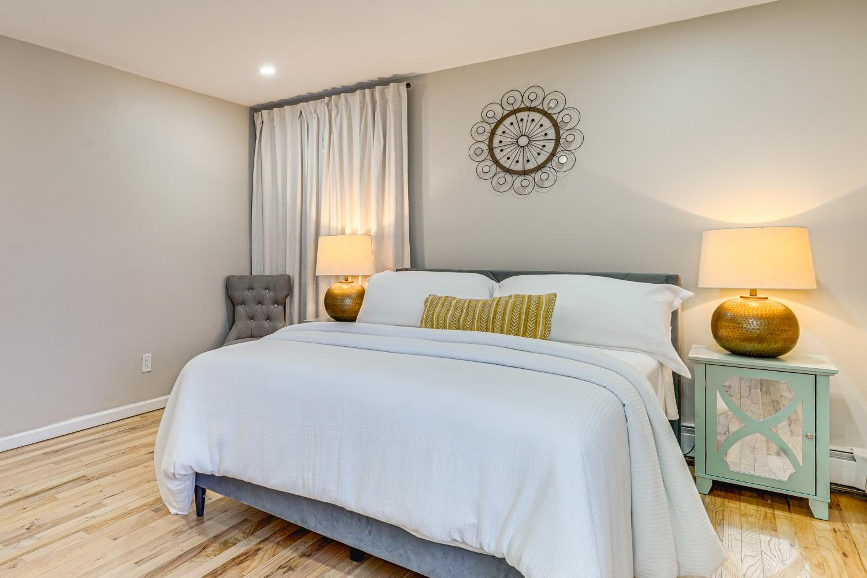 Shop, Hike, Golf and Swim Inviting Deer Park Escape