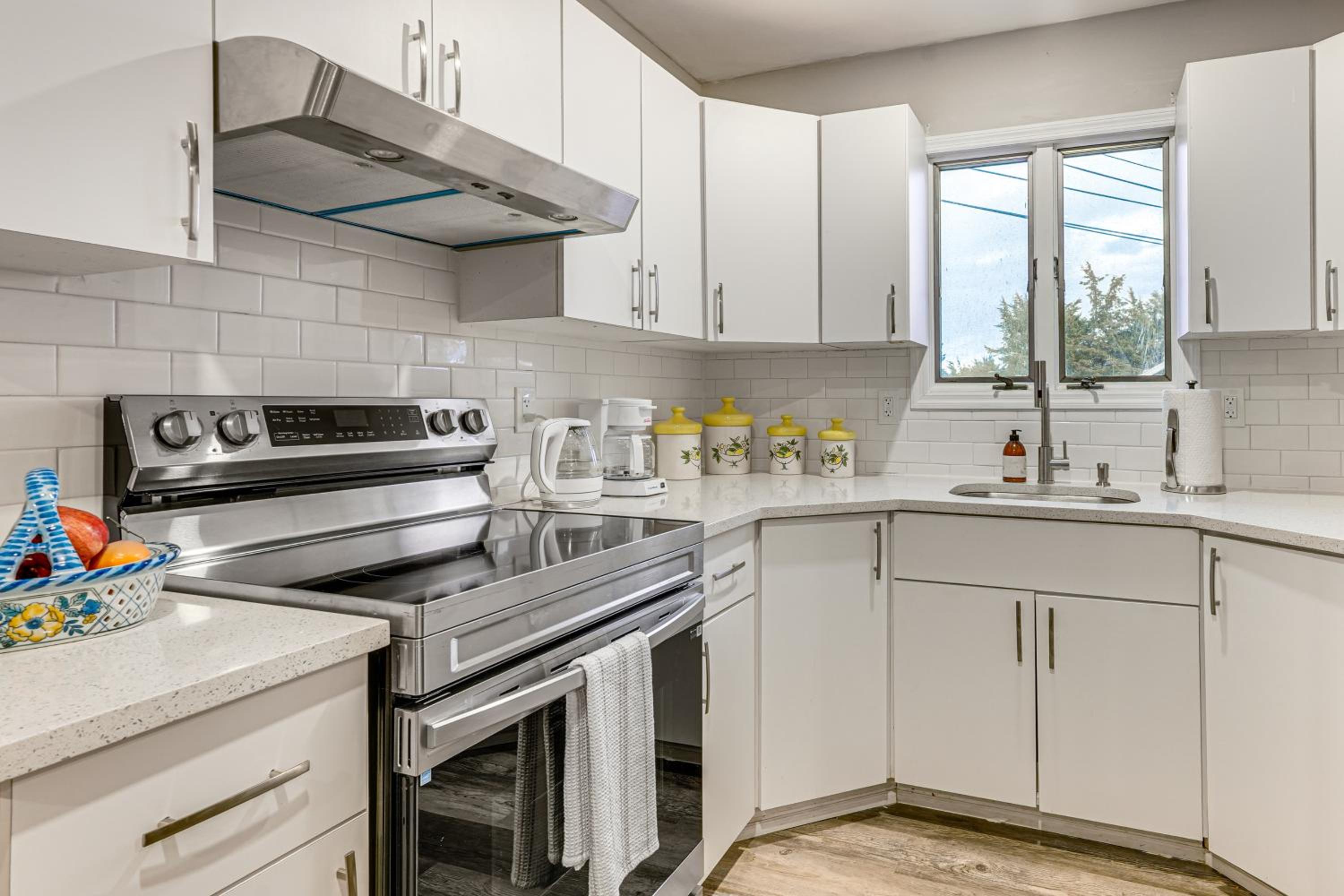 Shop, Hike, Golf and Swim Inviting Deer Park Escape