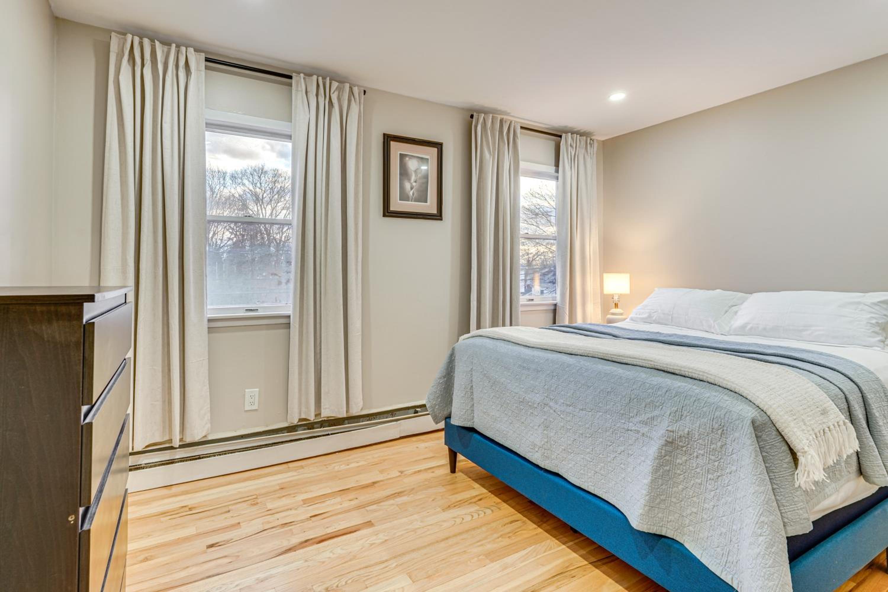 Shop, Hike, Golf and Swim Inviting Deer Park Escape