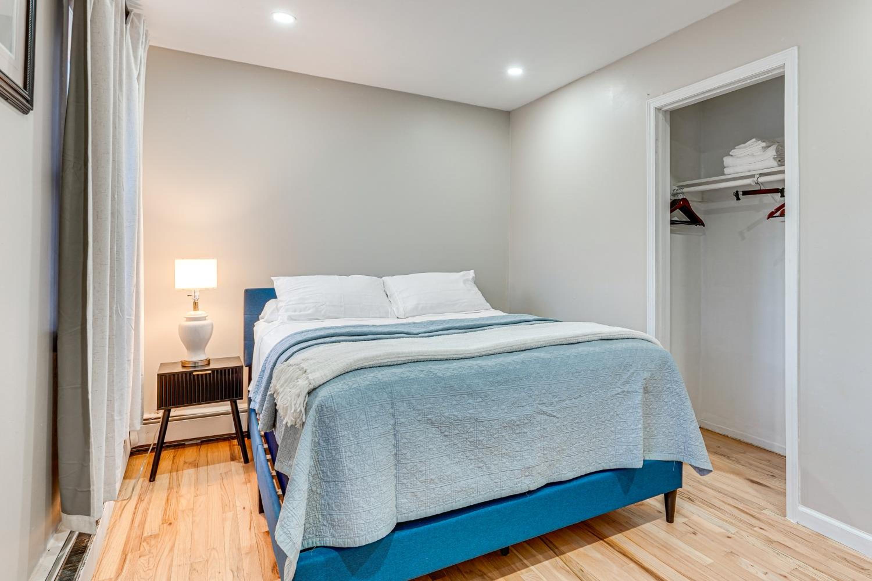 Shop, Hike, Golf and Swim Inviting Deer Park Escape
