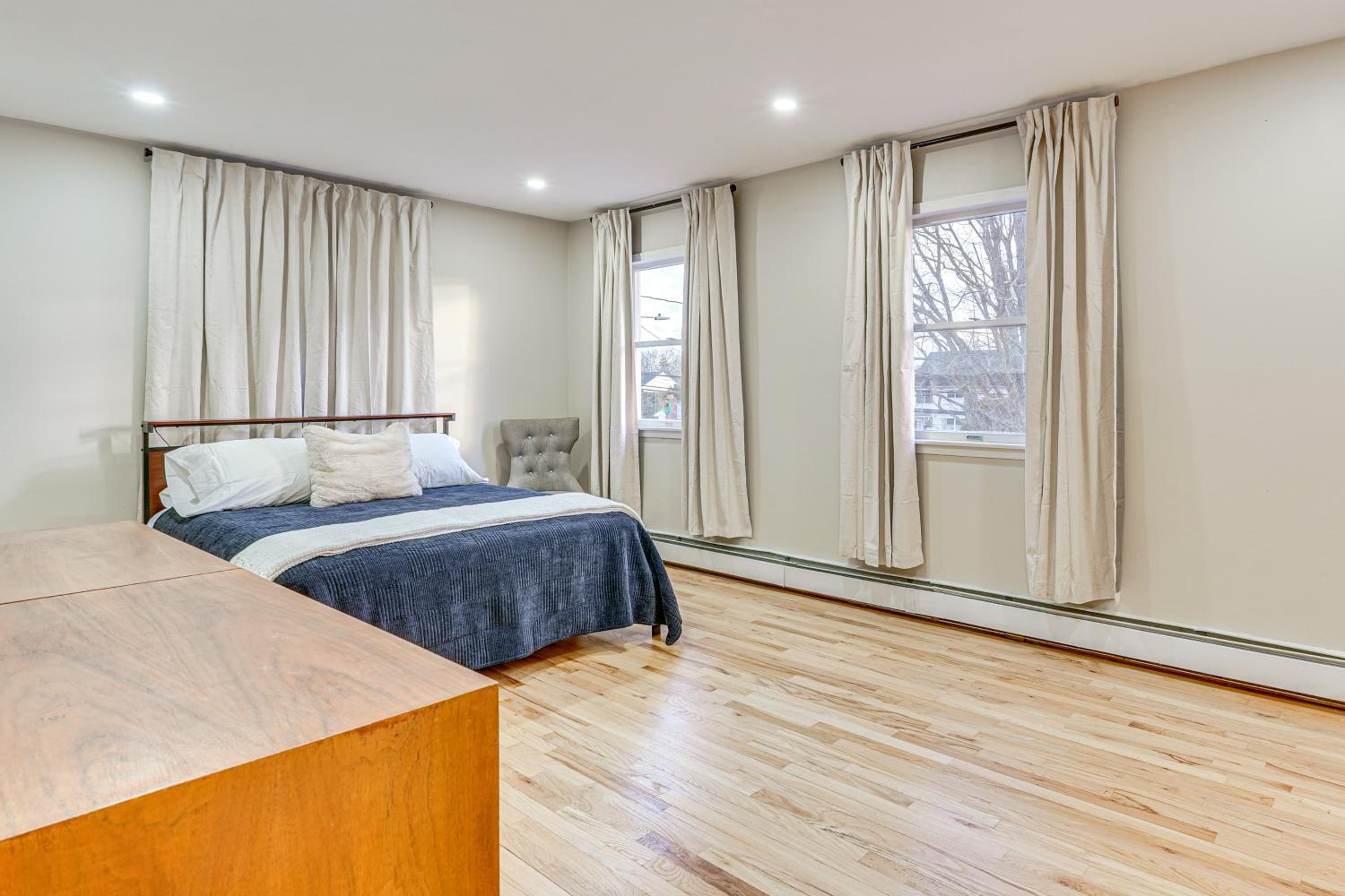 Shop, Hike, Golf and Swim Inviting Deer Park Escape