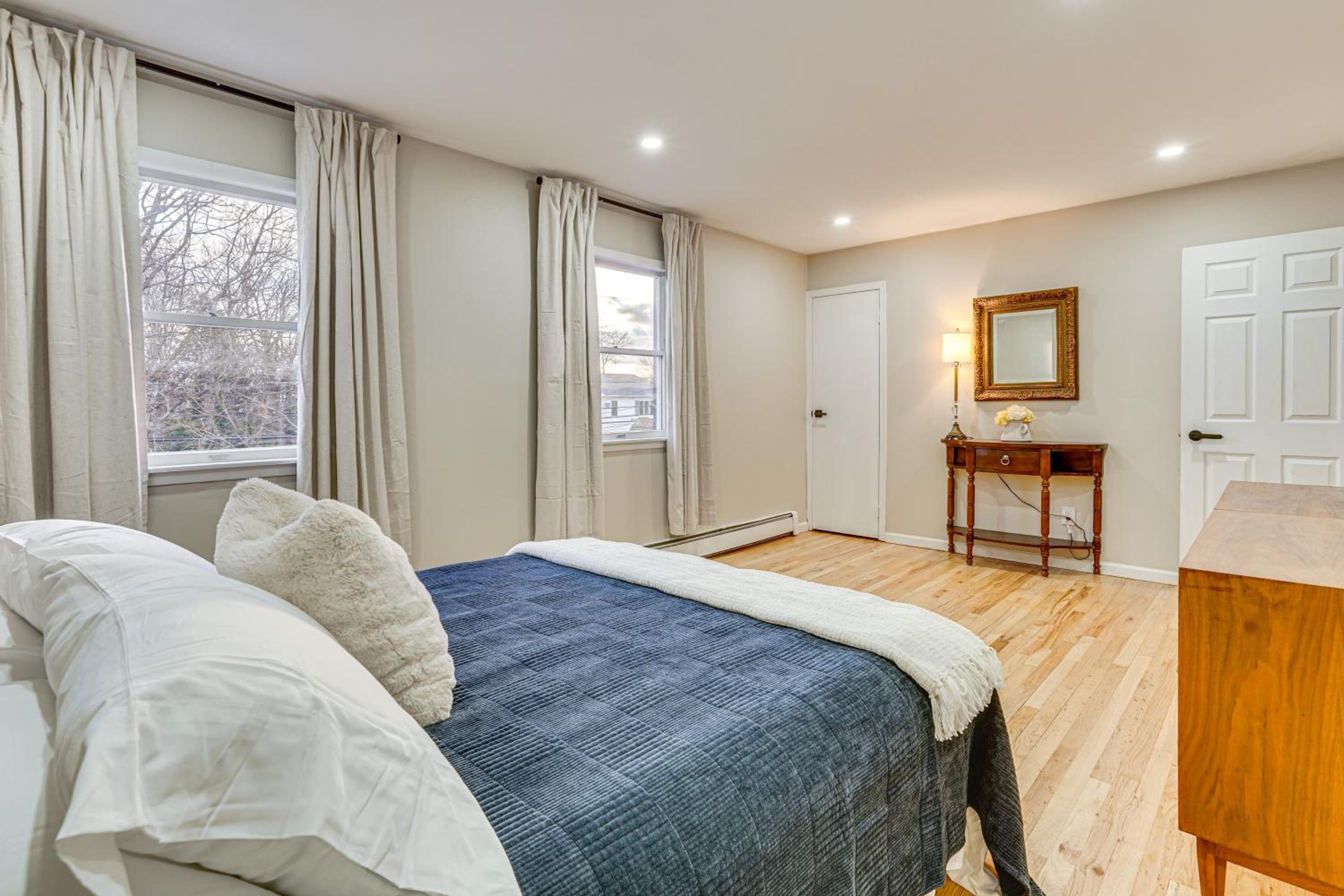 Shop, Hike, Golf and Swim Inviting Deer Park Escape