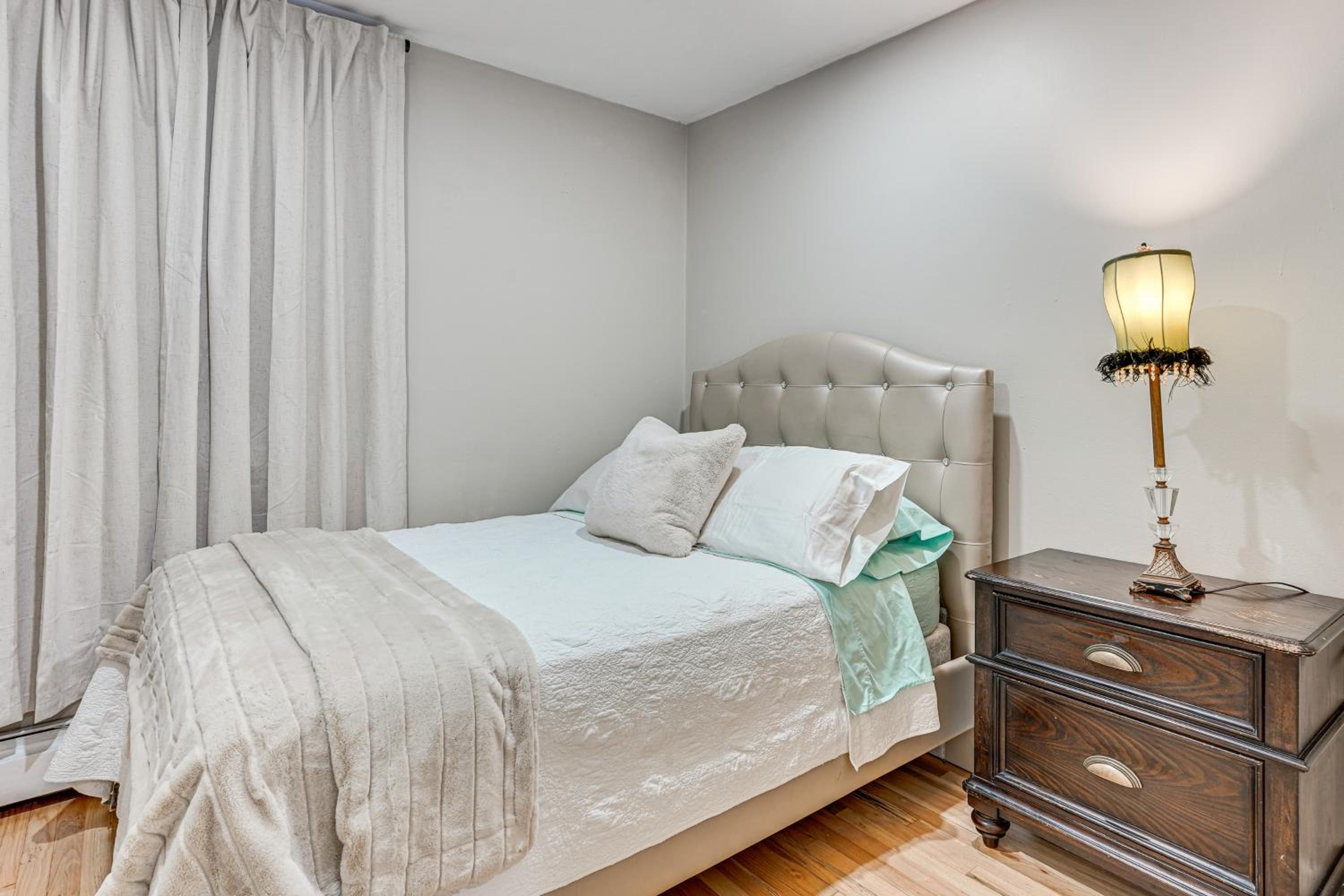 Shop, Hike, Golf and Swim Inviting Deer Park Escape