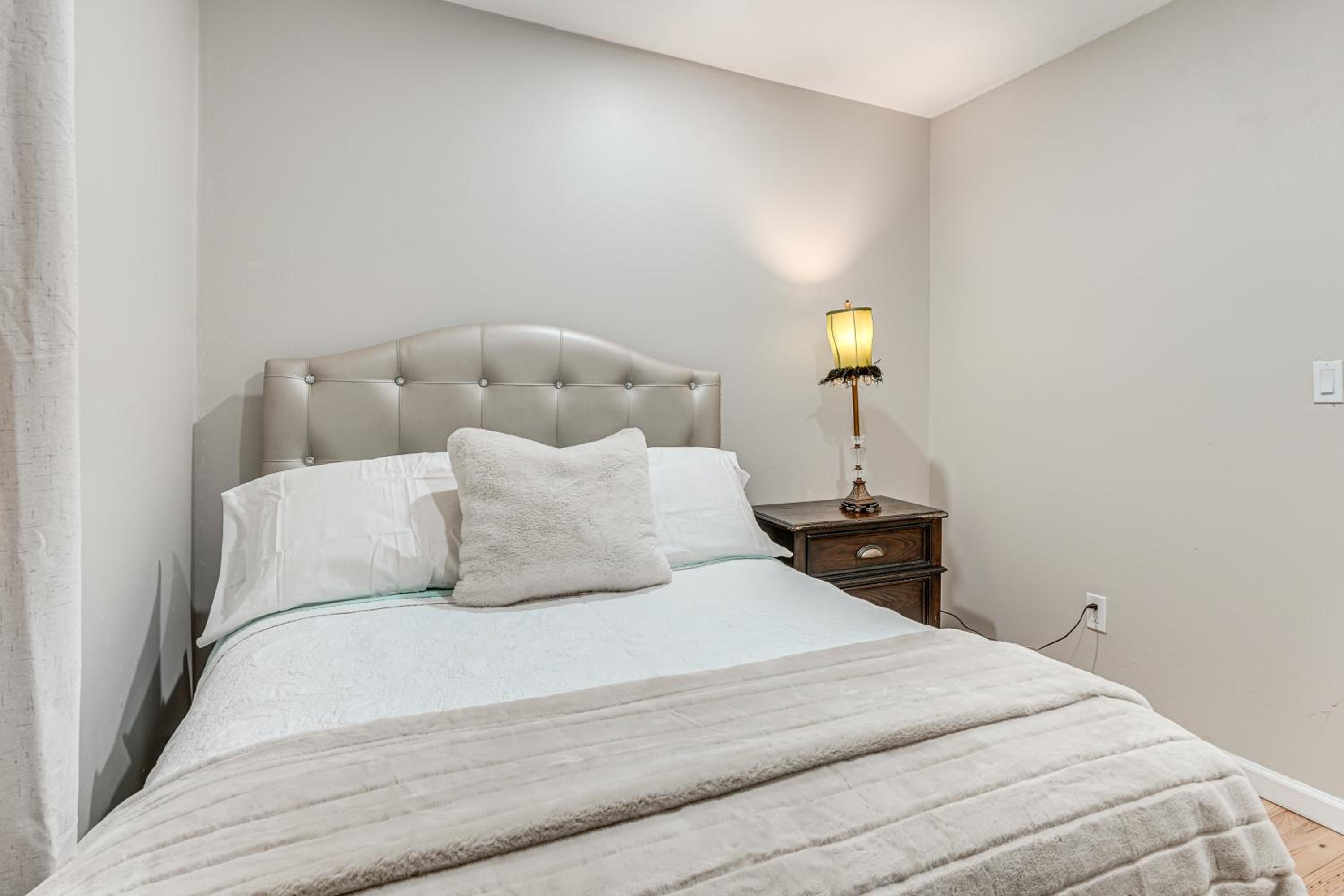 Shop, Hike, Golf and Swim Inviting Deer Park Escape