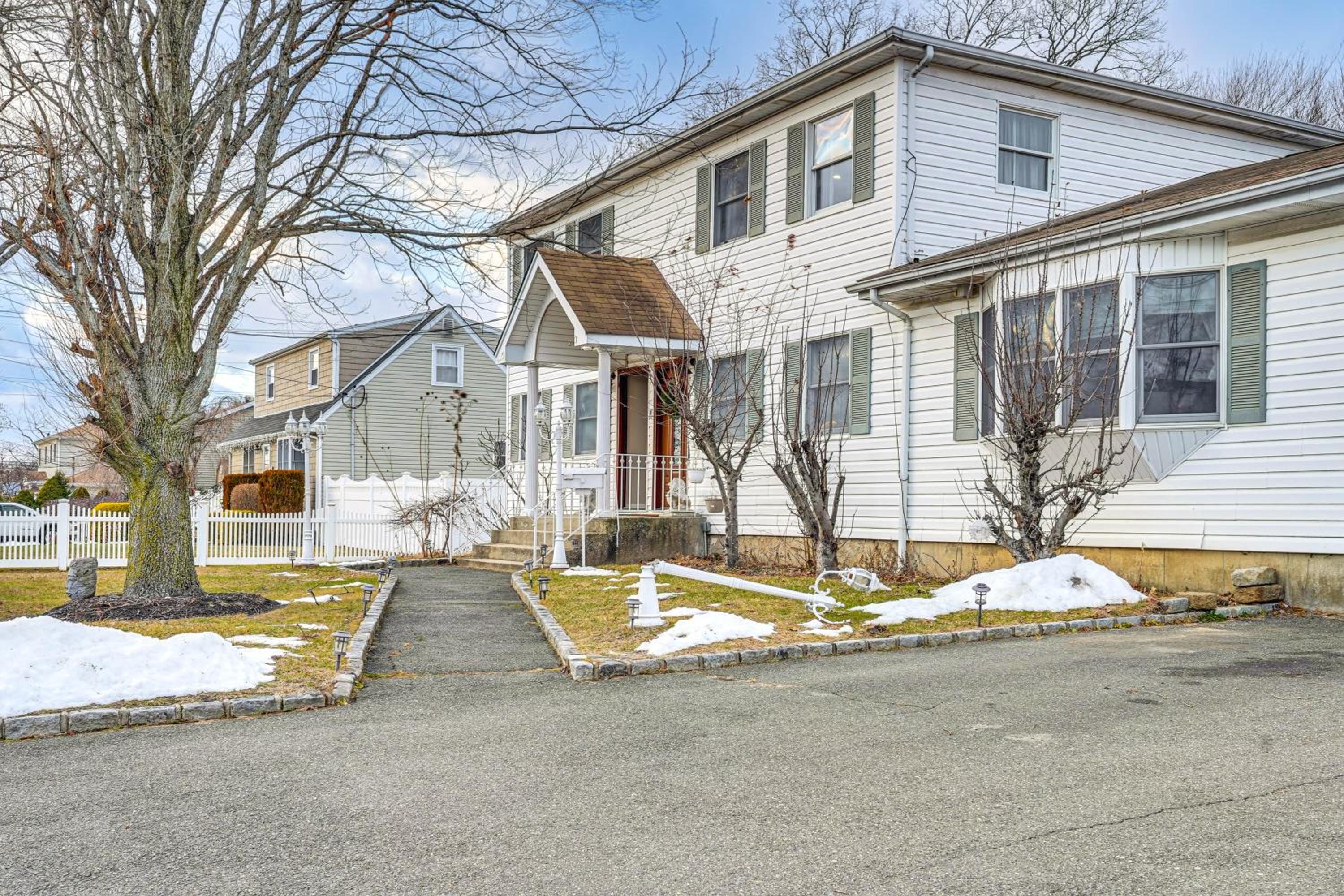 Shop, Hike, Golf and Swim Inviting Deer Park Escape