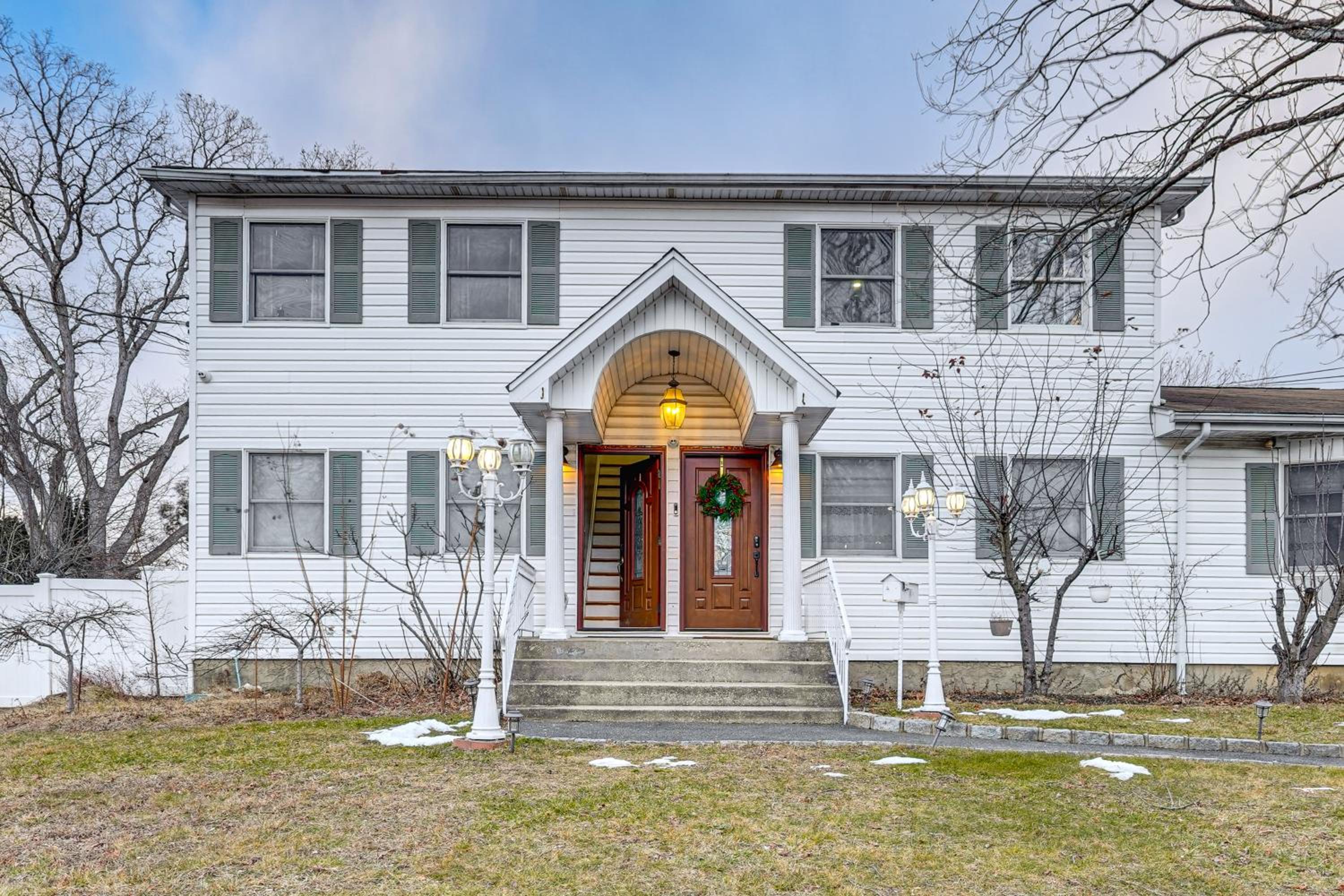 Shop, Hike, Golf and Swim Inviting Deer Park Escape