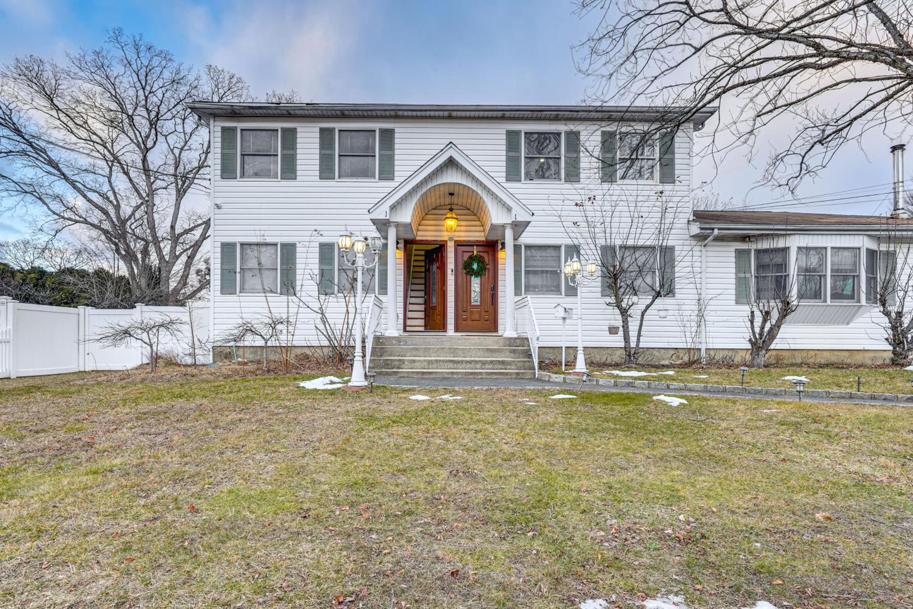 Shop, Hike, Golf and Swim Inviting Deer Park Escape