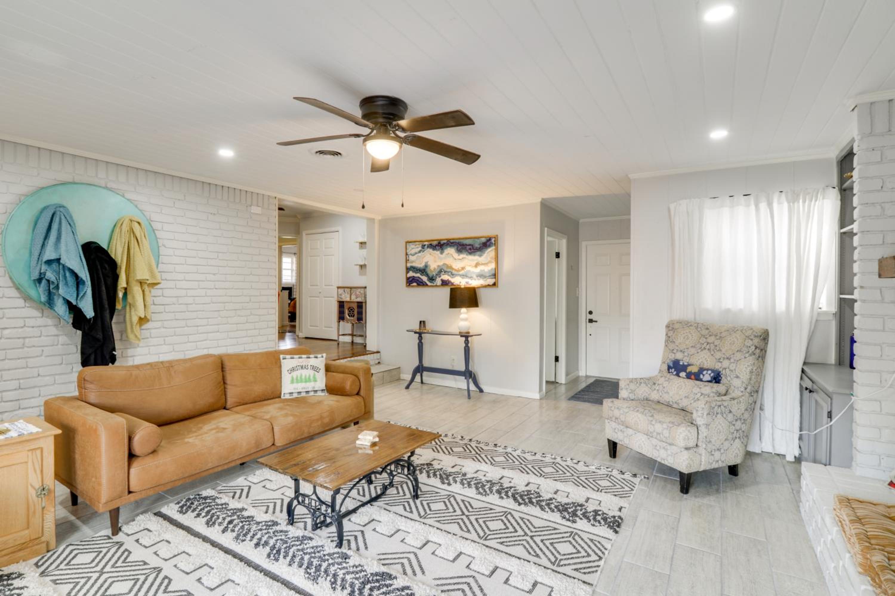 3 Mi to Saracen Landing! Family Getaway with Deck