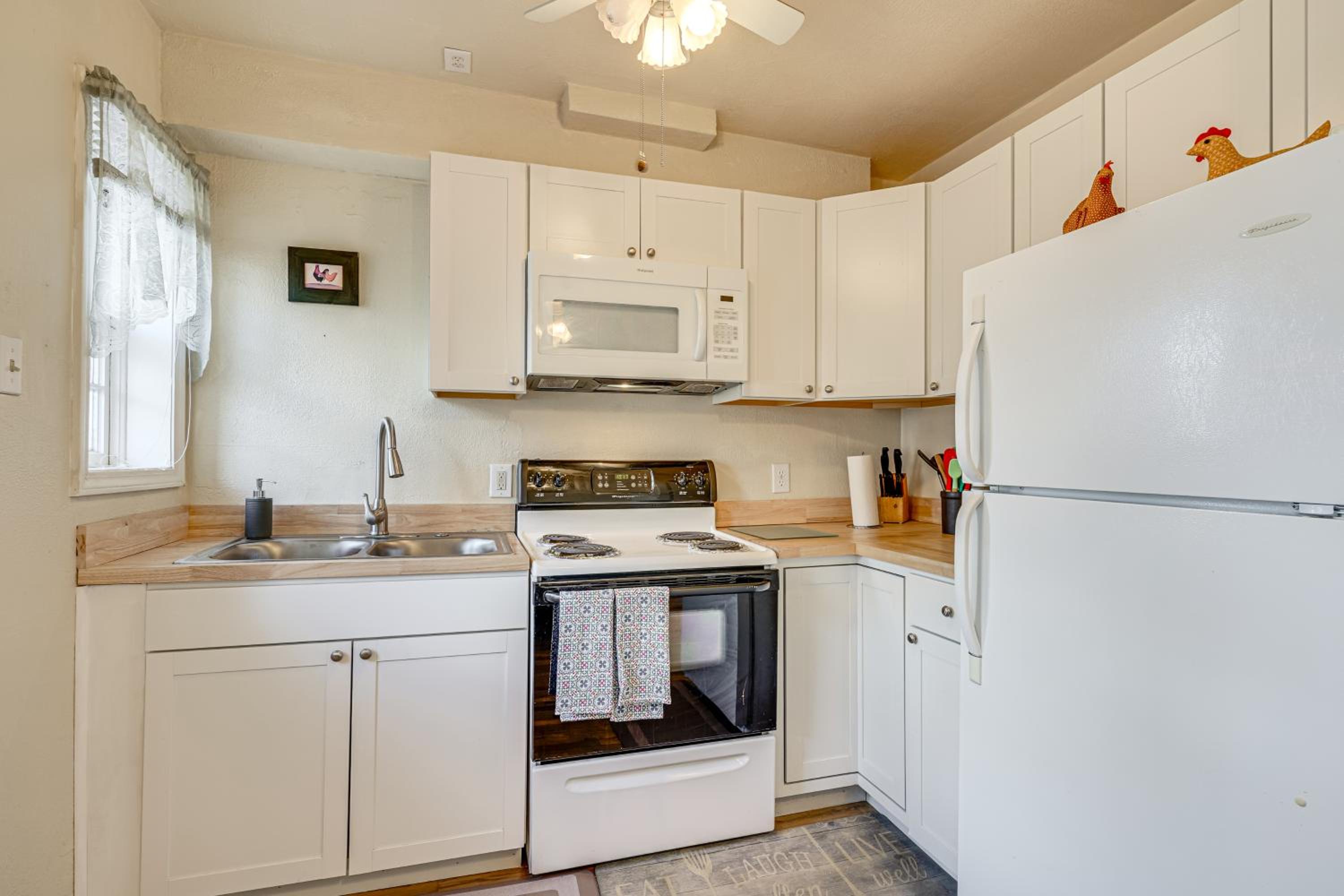 1 Mi to Downtown Pueblo! Cat-Friendly Condo