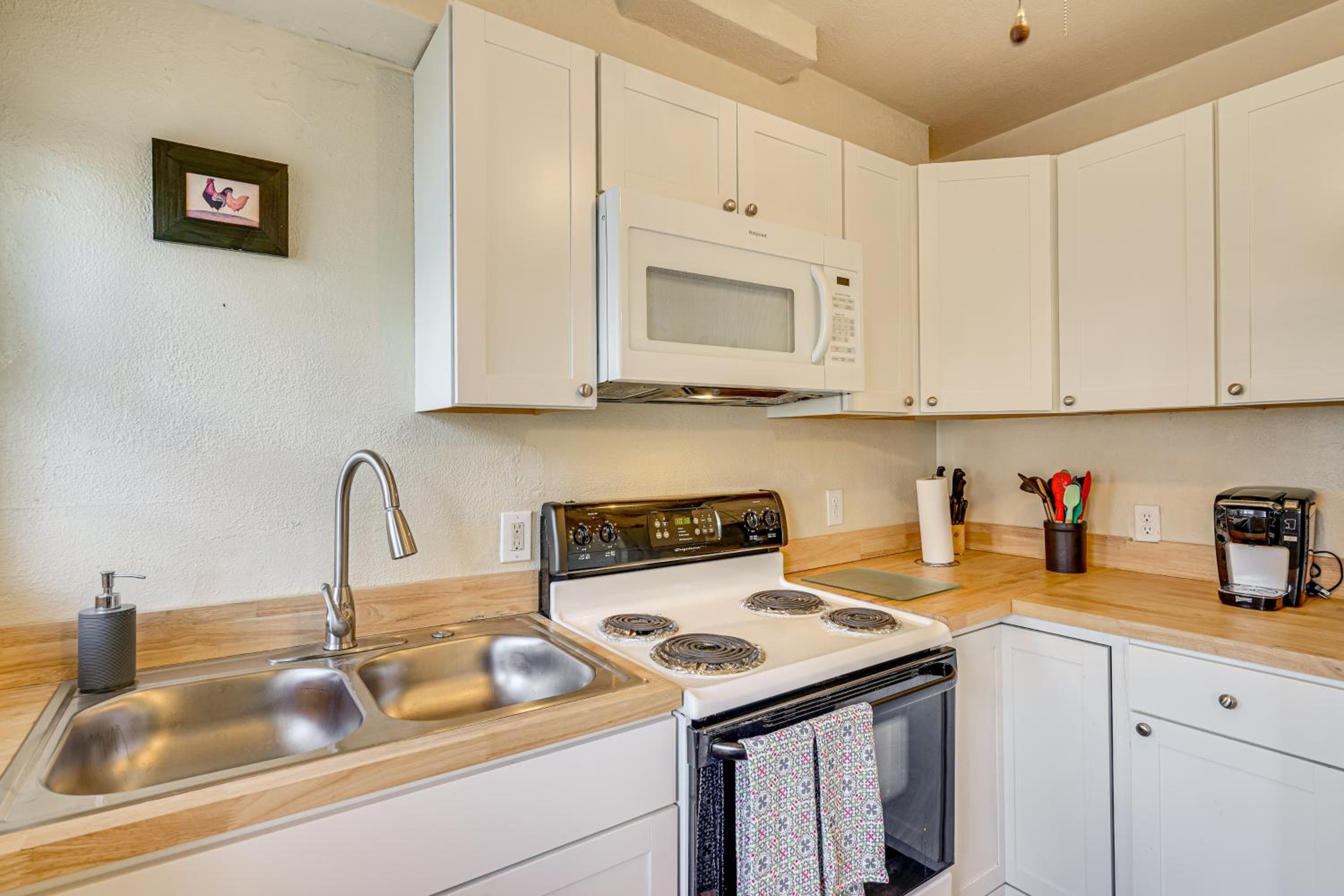 1 Mi to Downtown Pueblo! Cat-Friendly Condo