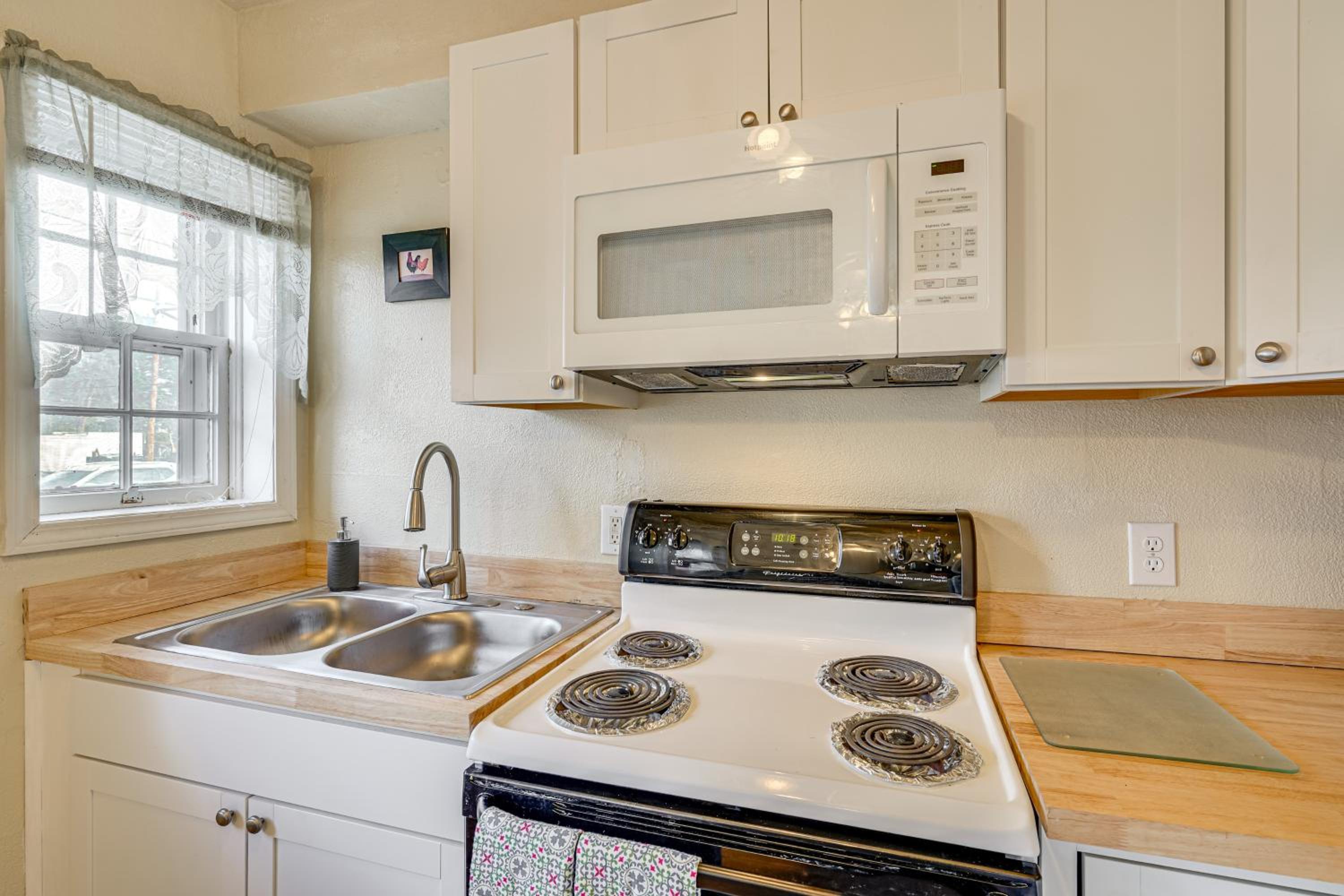 1 Mi to Downtown Pueblo! Cat-Friendly Condo
