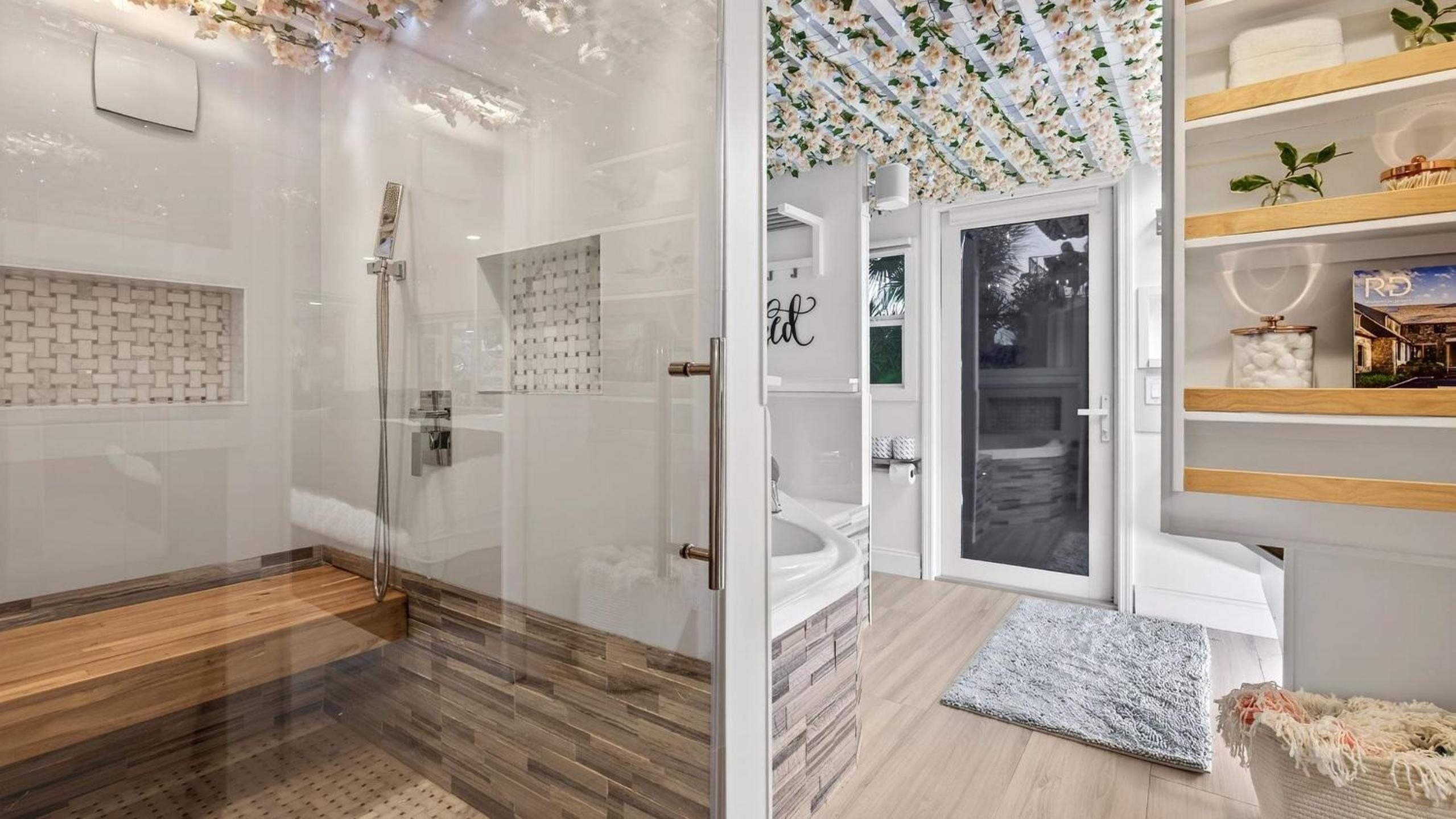Casa Pineapple Social by AvantStay Spa Game Room EV Charger Near Las Olas Fort Lauderdale Beaches Sleeps 16