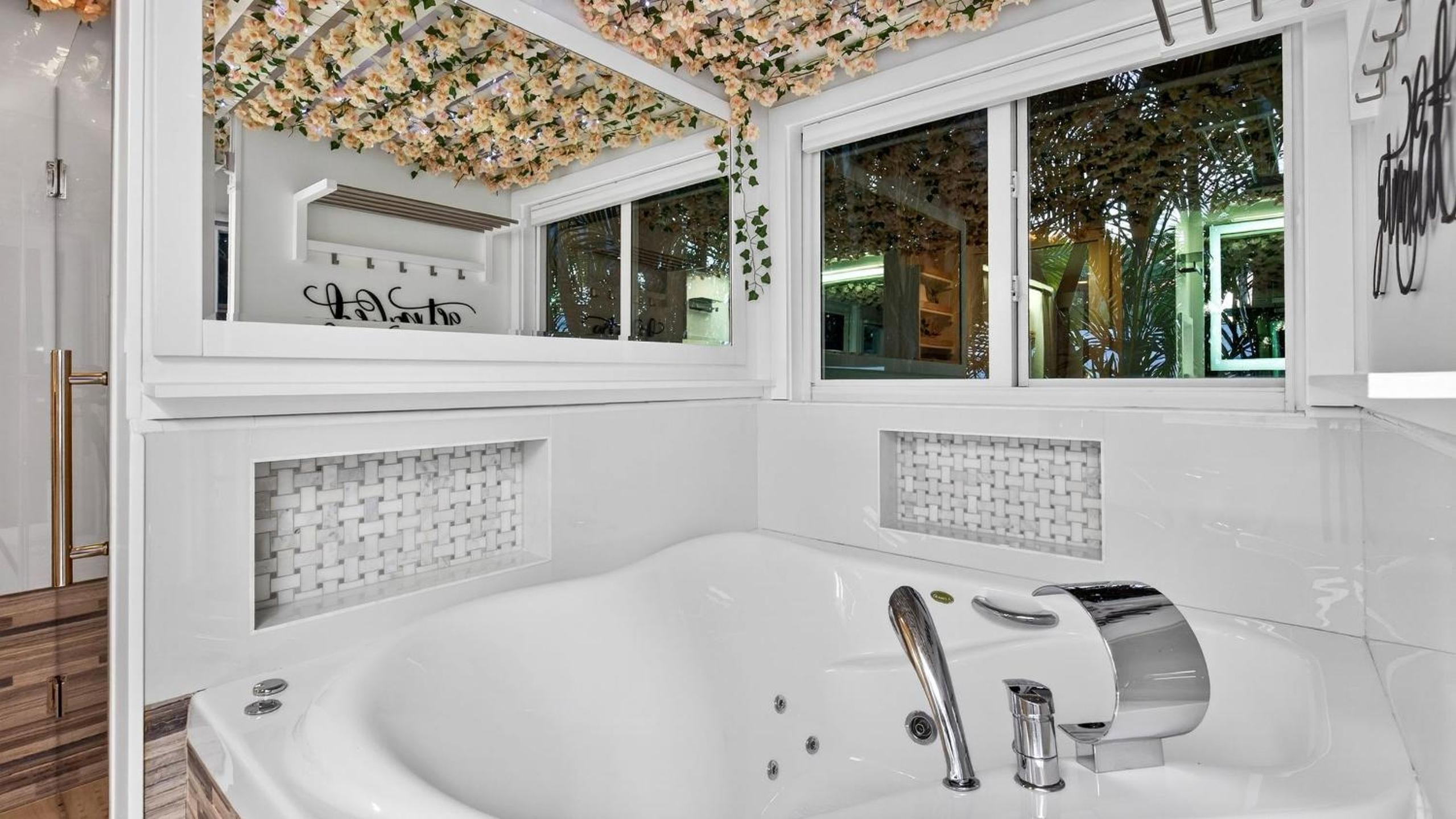 Casa Pineapple Social by AvantStay Spa Game Room EV Charger Near Las Olas Fort Lauderdale Beaches Sleeps 16