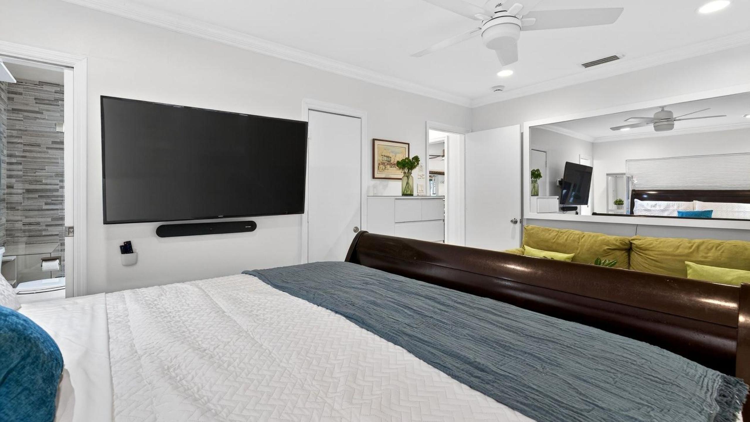 Casa Pineapple Social by AvantStay Spa Game Room EV Charger Near Las Olas Fort Lauderdale Beaches Sleeps 16
