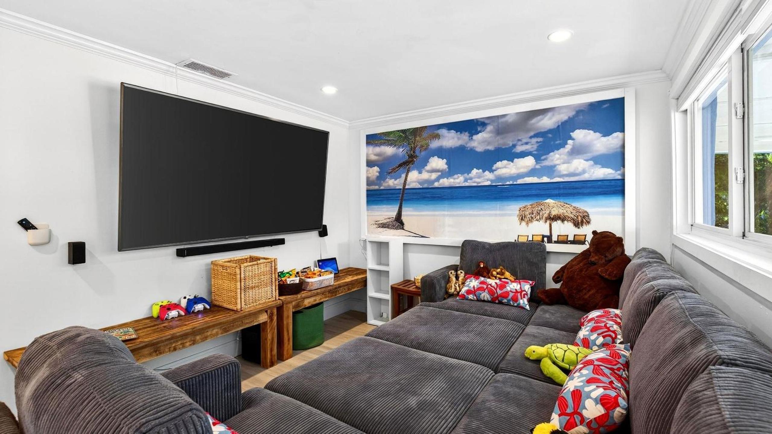 Casa Pineapple Social by AvantStay Spa Game Room EV Charger Near Las Olas Fort Lauderdale Beaches Sleeps 16