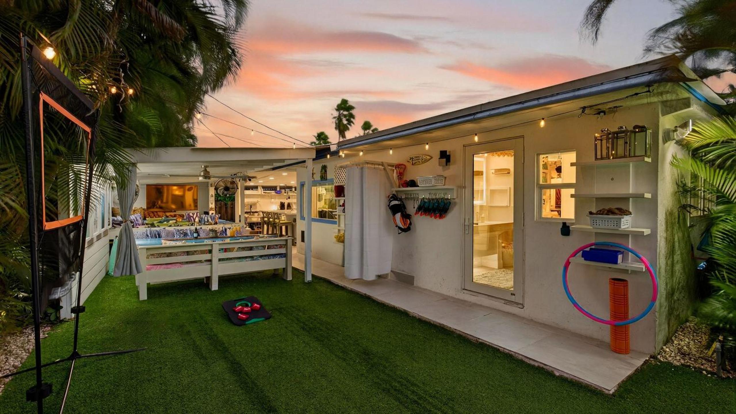 Casa Pineapple Social by AvantStay Spa Game Room EV Charger Near Las Olas Fort Lauderdale Beaches Sleeps 16