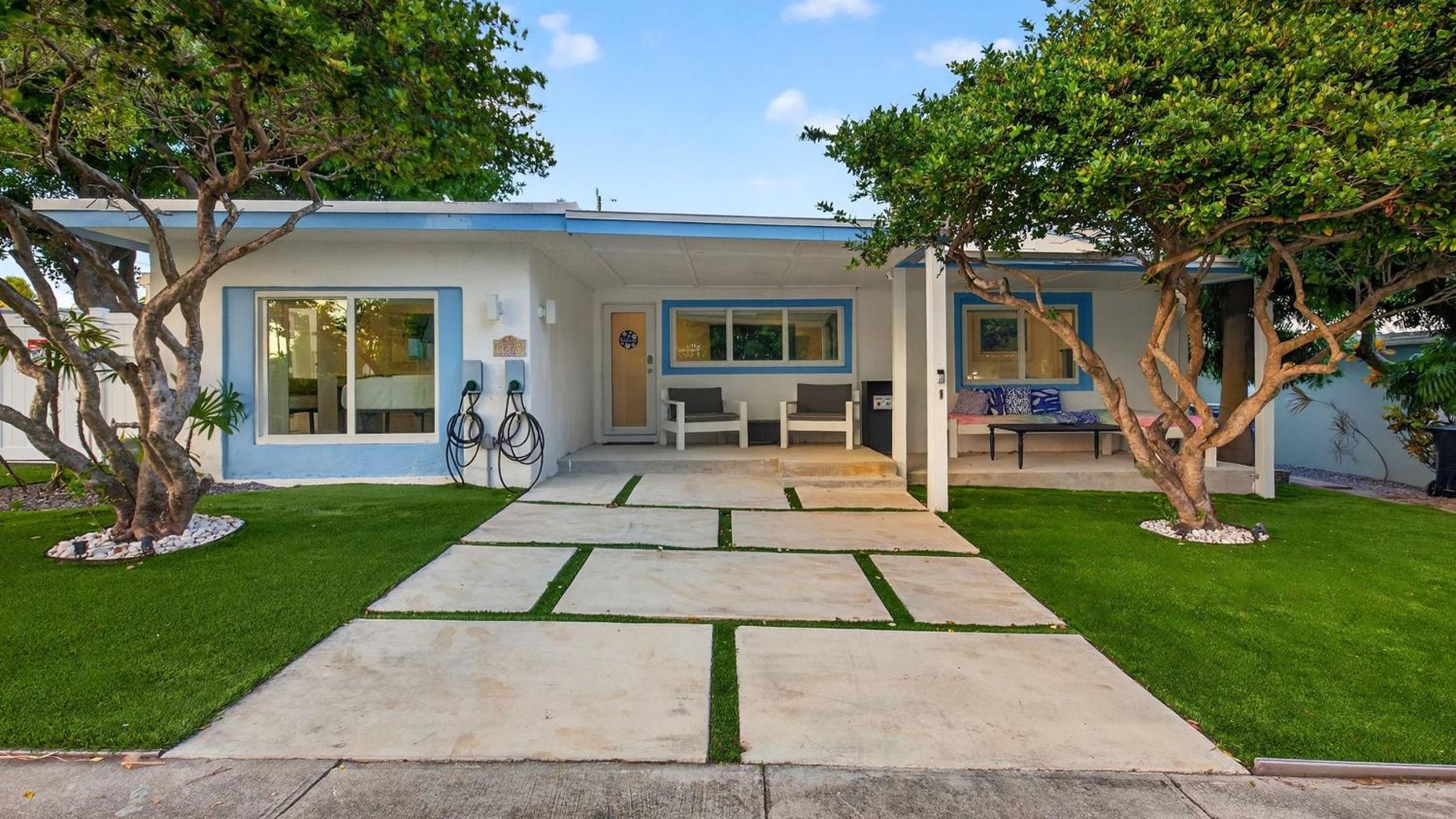 Casa Pineapple Social by AvantStay Spa Game Room EV Charger Near Las Olas Fort Lauderdale Beaches Sleeps 16