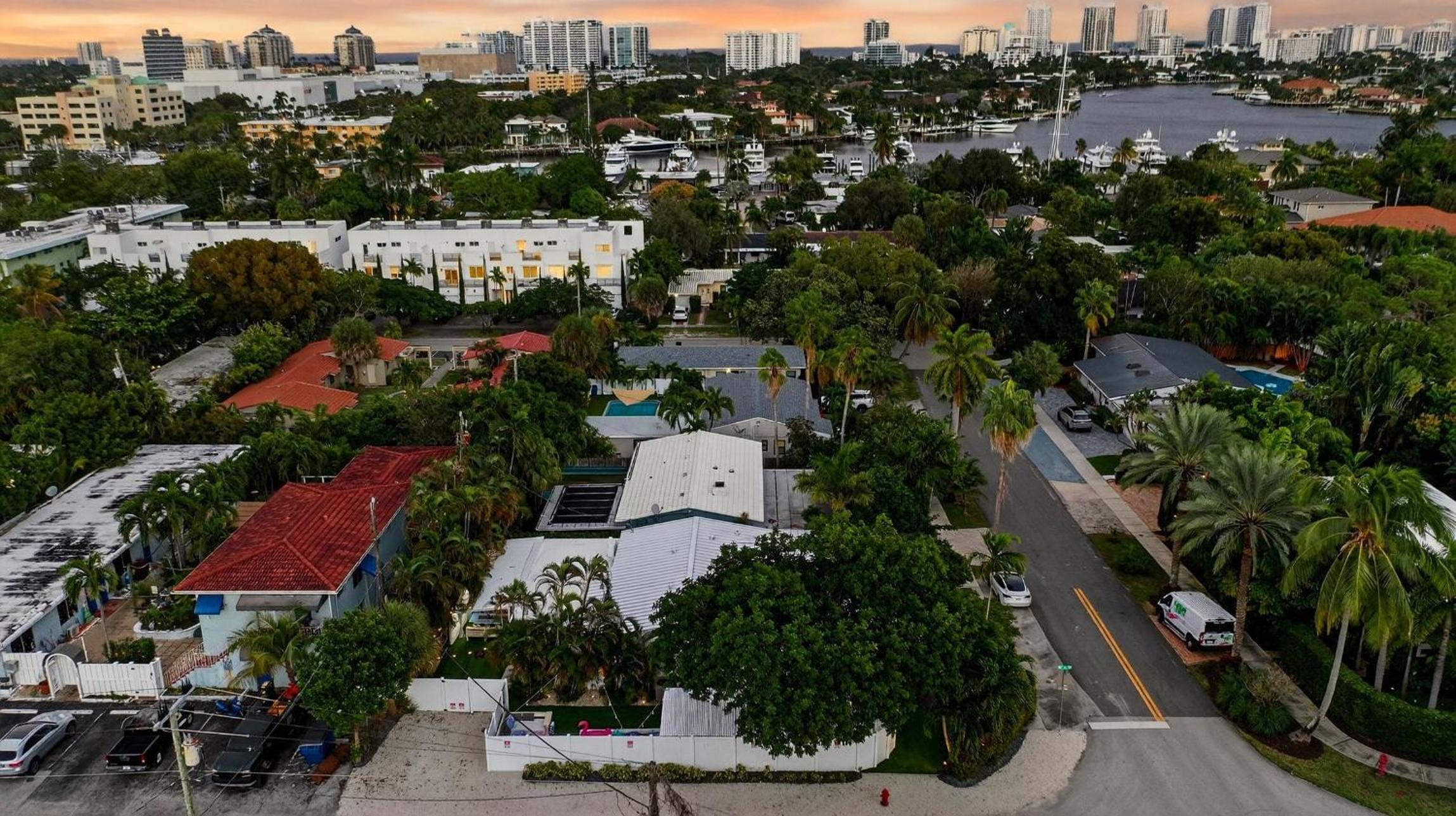 Casa Pineapple Social by AvantStay Spa Game Room EV Charger Near Las Olas Fort Lauderdale Beaches Sleeps 16
