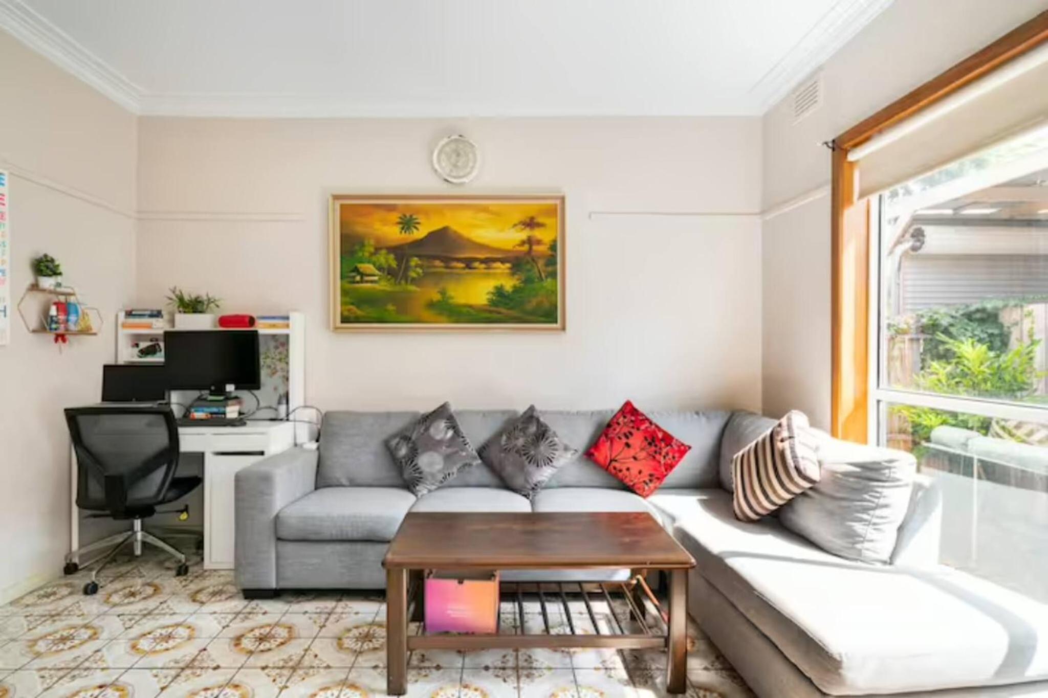 Charming 3 Bedroom Home Longer stay