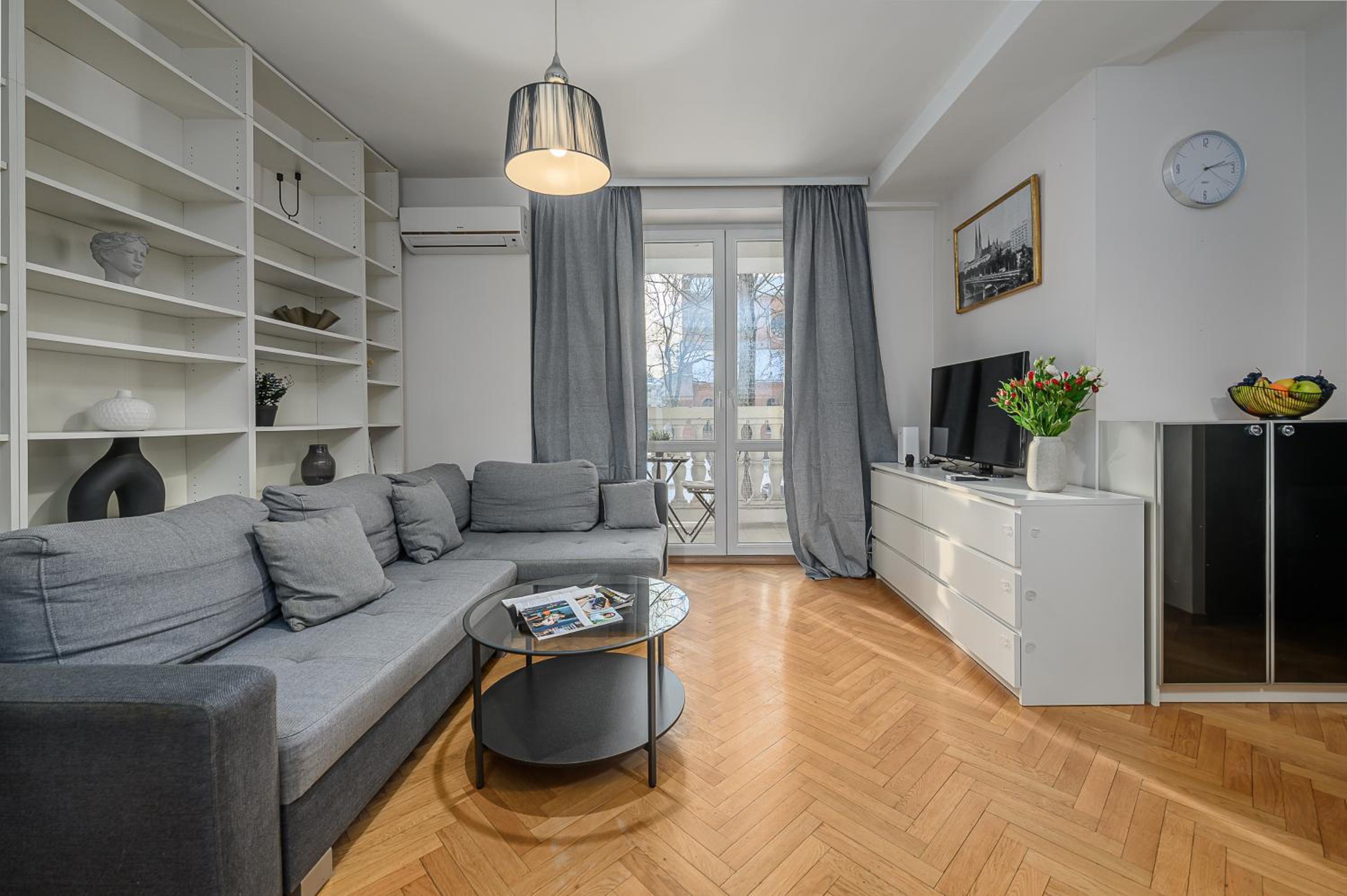 Lumina modern apartment with balcony