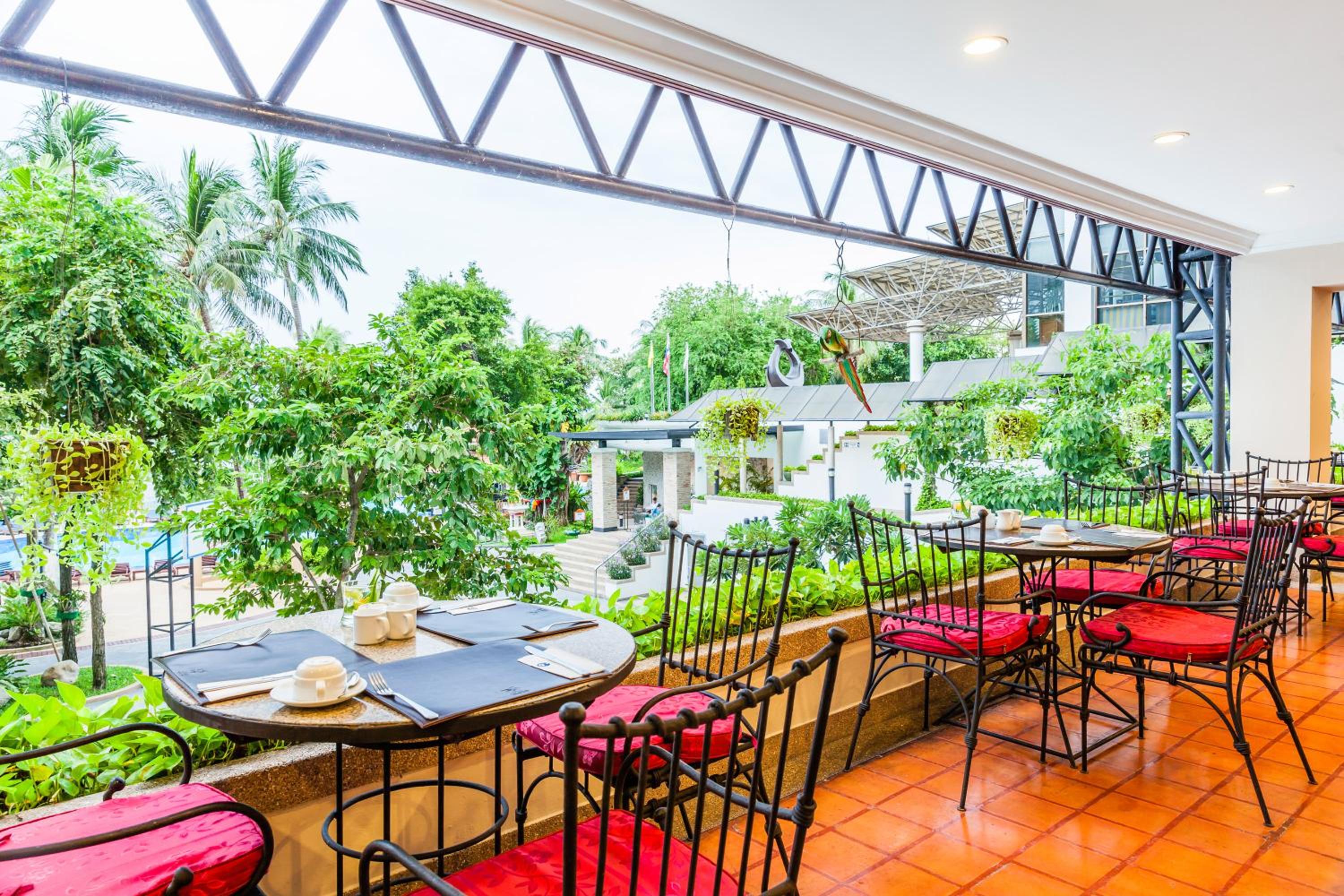Cholchan Pattaya Beach Resort - SHA Extra Plus
