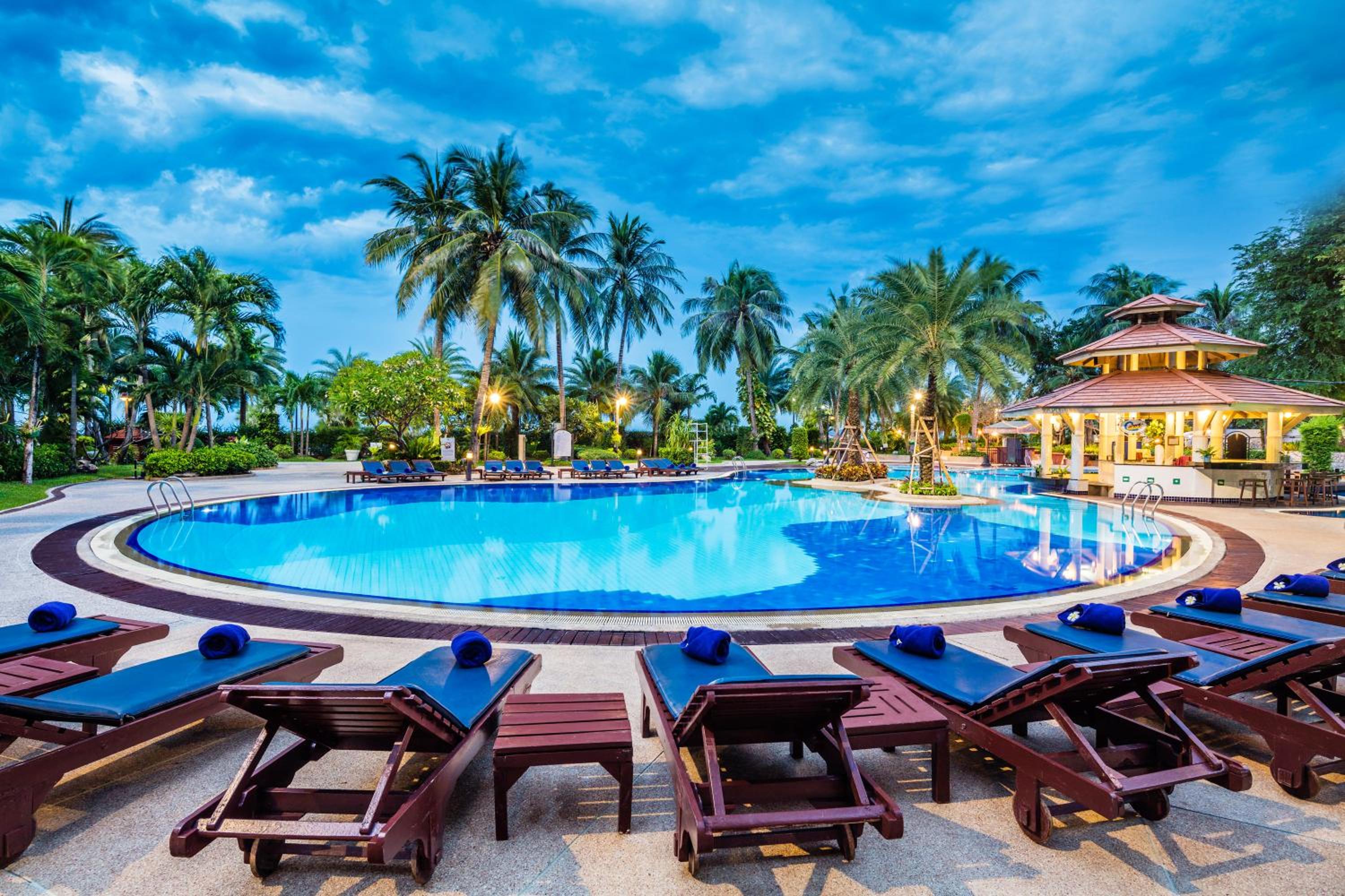 Cholchan Pattaya Beach Resort - SHA Extra Plus