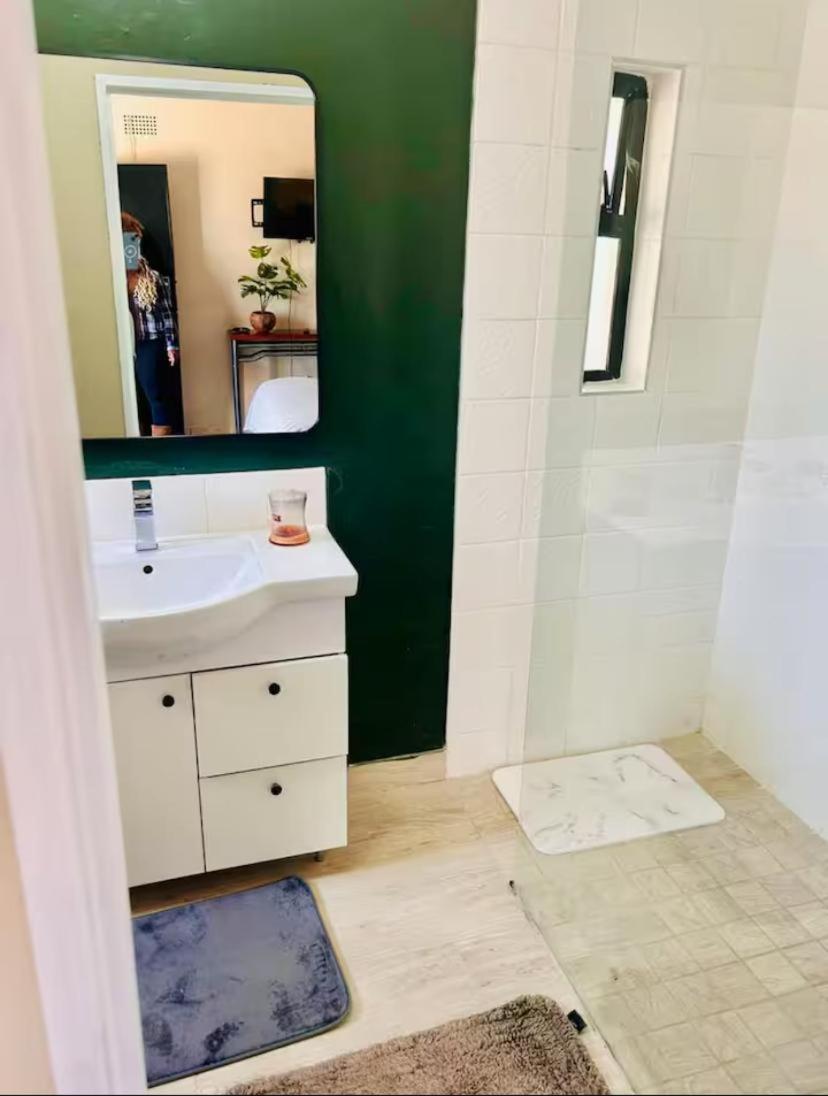 Modern studio in Greendale - 2337