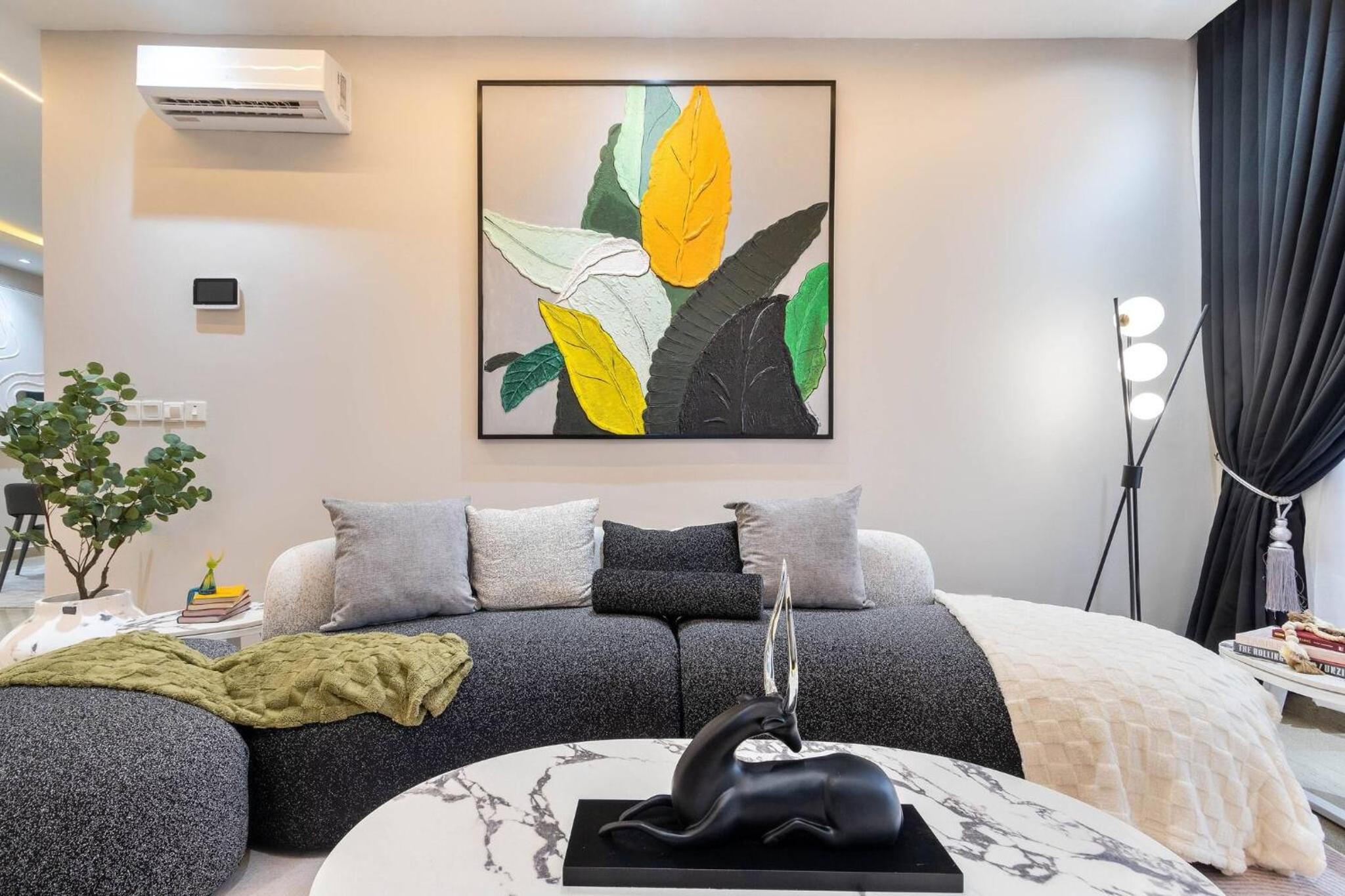 Chic Waterfront 2BR in Lekki Phase 1 - 5 Star Apt
