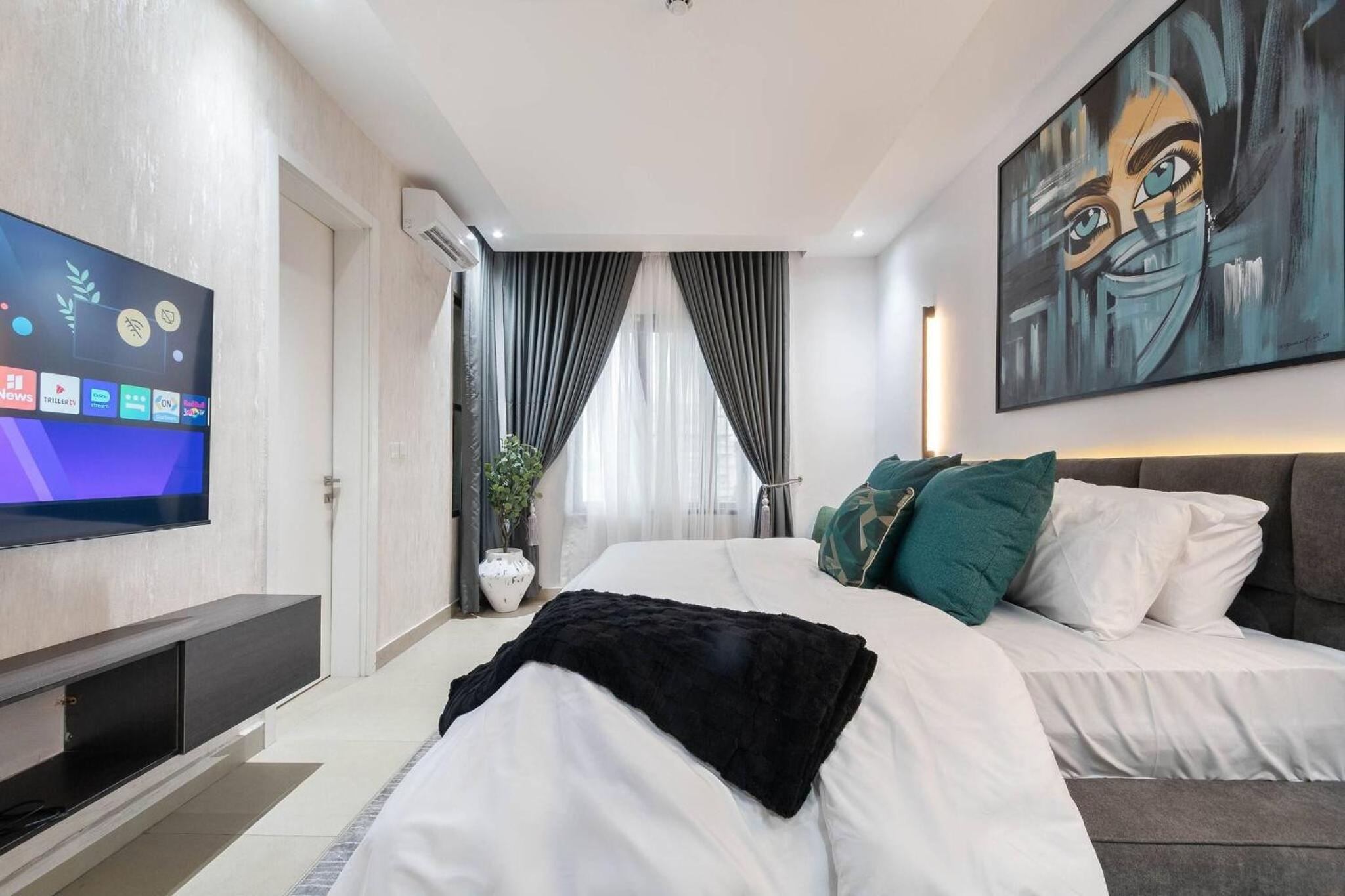 Chic Waterfront 2BR in Lekki Phase 1 - 5 Star Apt