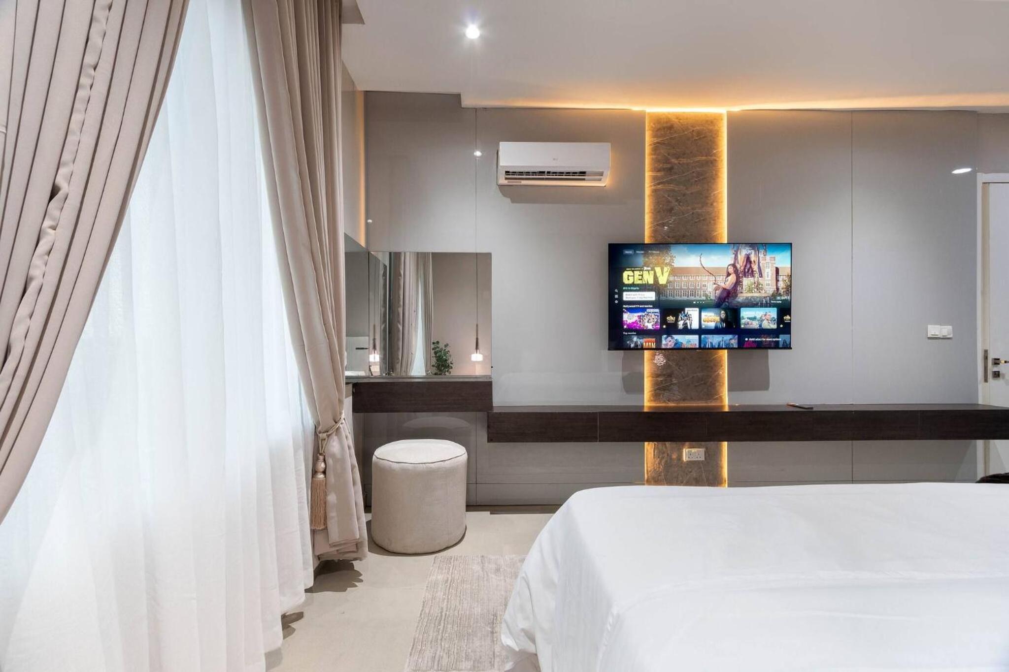 Chic Waterfront 2BR in Lekki Phase 1 - 5 Star Apt