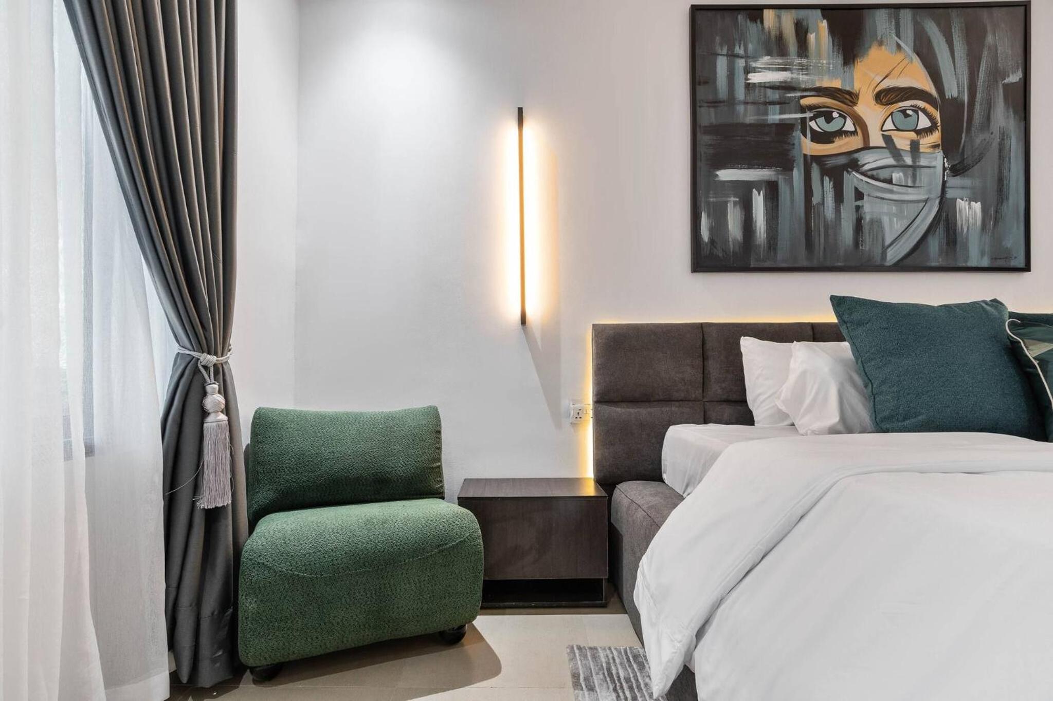 Chic Waterfront 2BR in Lekki Phase 1 - 5 Star Apt