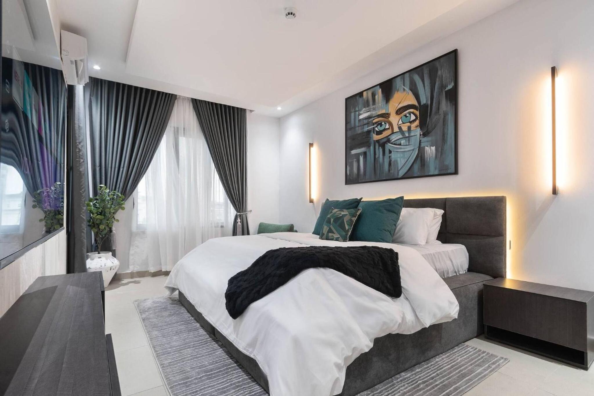 Chic Waterfront 2BR in Lekki Phase 1 - 5 Star Apt