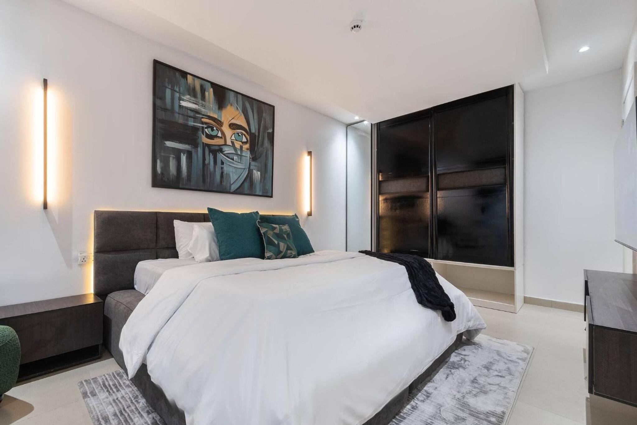 Chic Waterfront 2BR in Lekki Phase 1 - 5 Star Apt