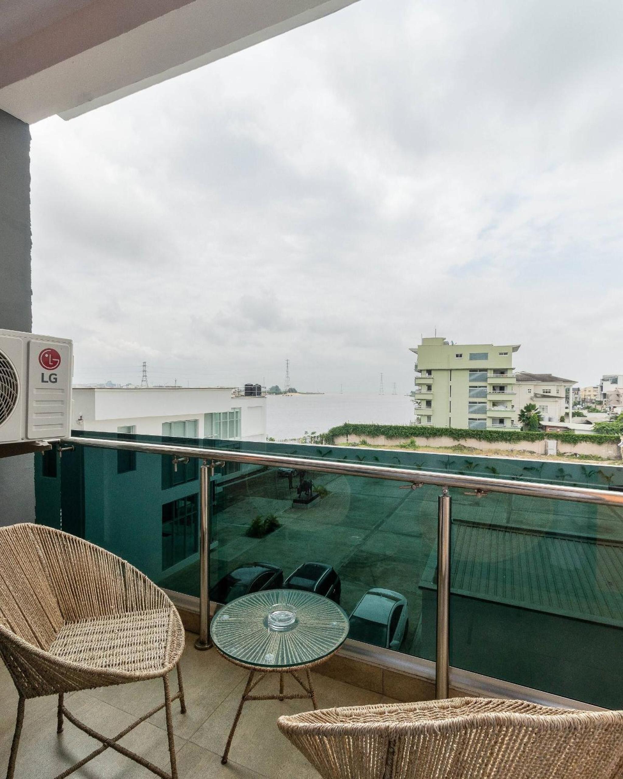 Chic Waterfront 2BR in Lekki Phase 1 - 5 Star Apt