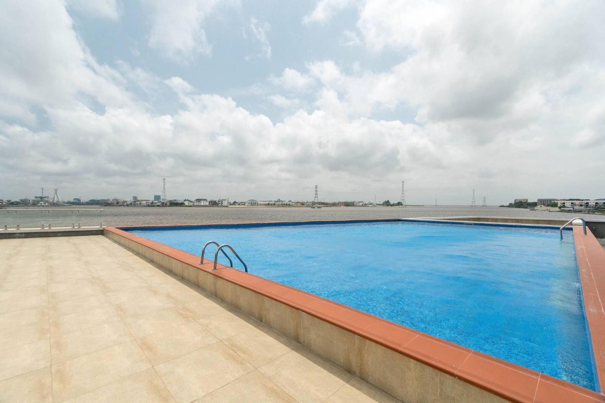 Chic Waterfront 2BR in Lekki Phase 1 - 5 Star Apt