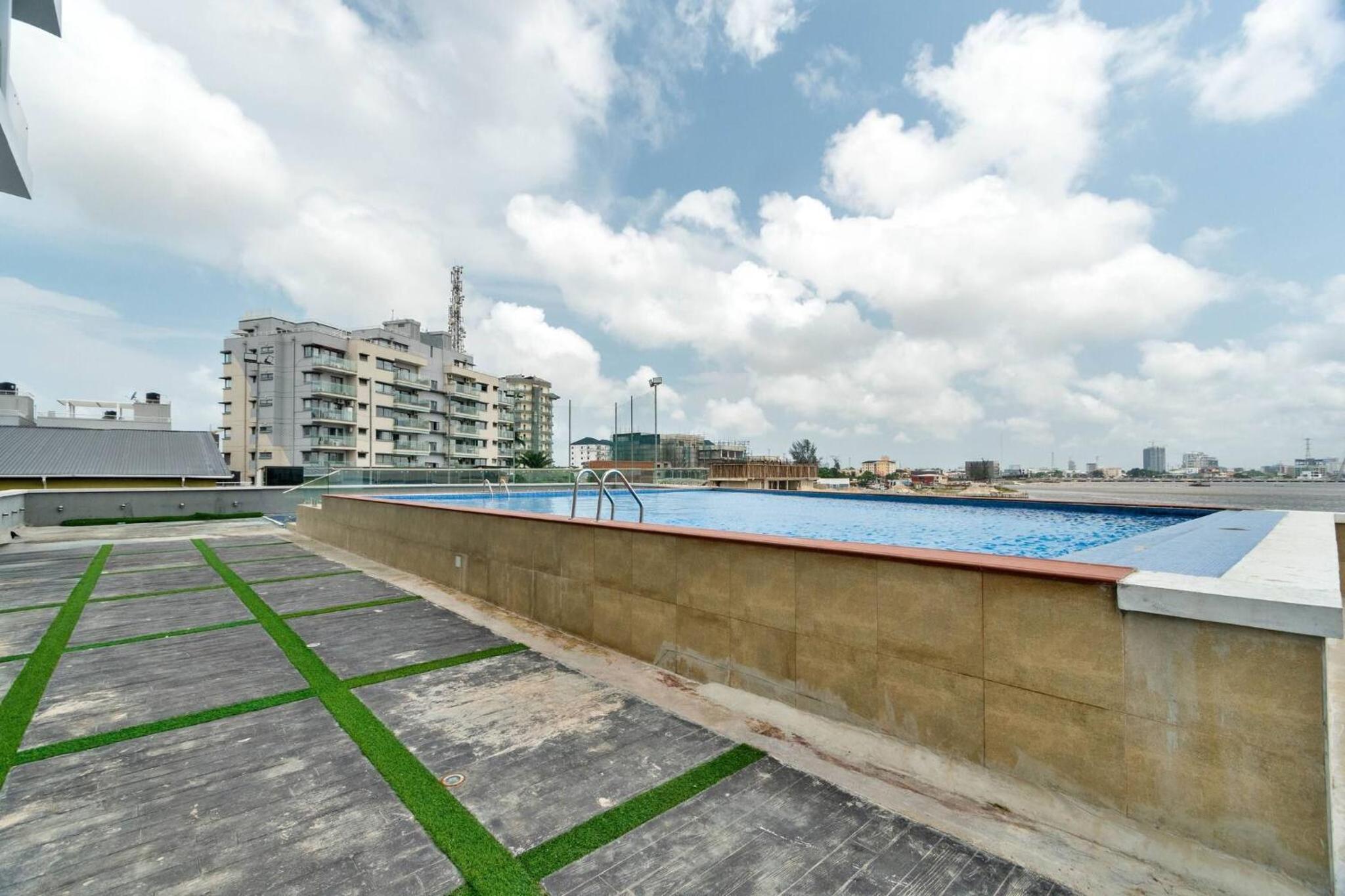 Chic Waterfront 2BR in Lekki Phase 1 - 5 Star Apt