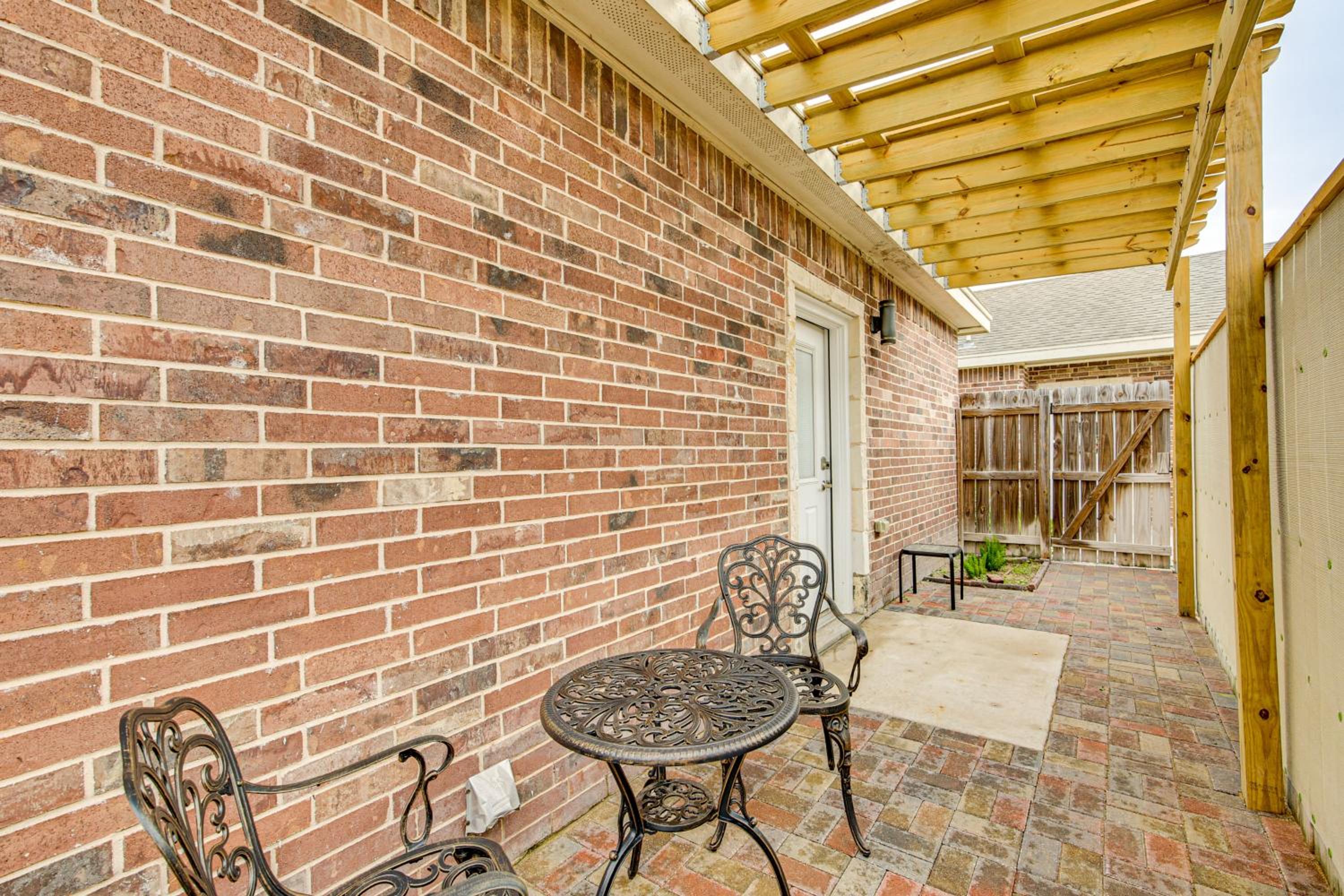 3 Mi to Downtown Edinburg Quiet Condo with Patio