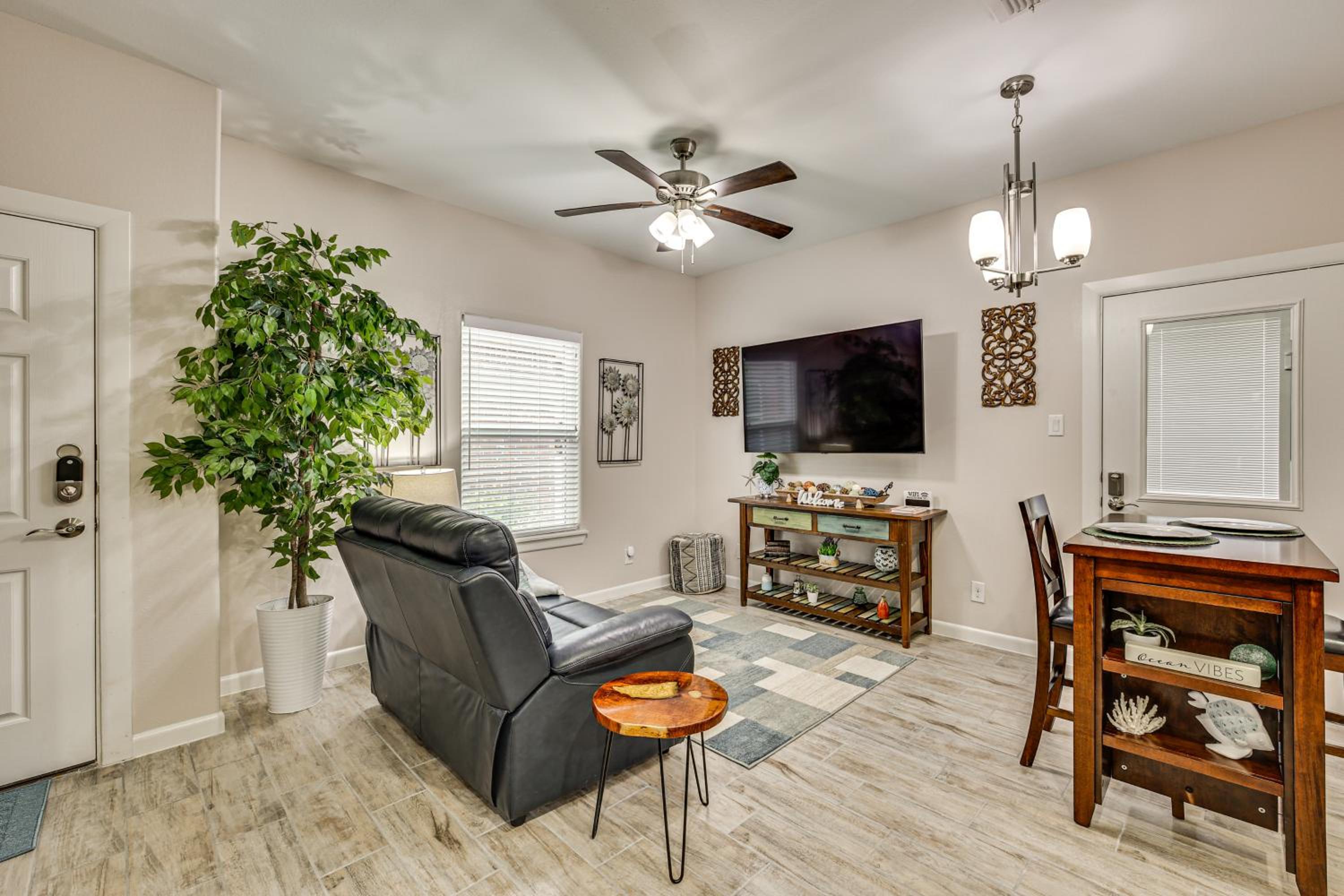 3 Mi to Downtown Edinburg Quiet Condo with Patio