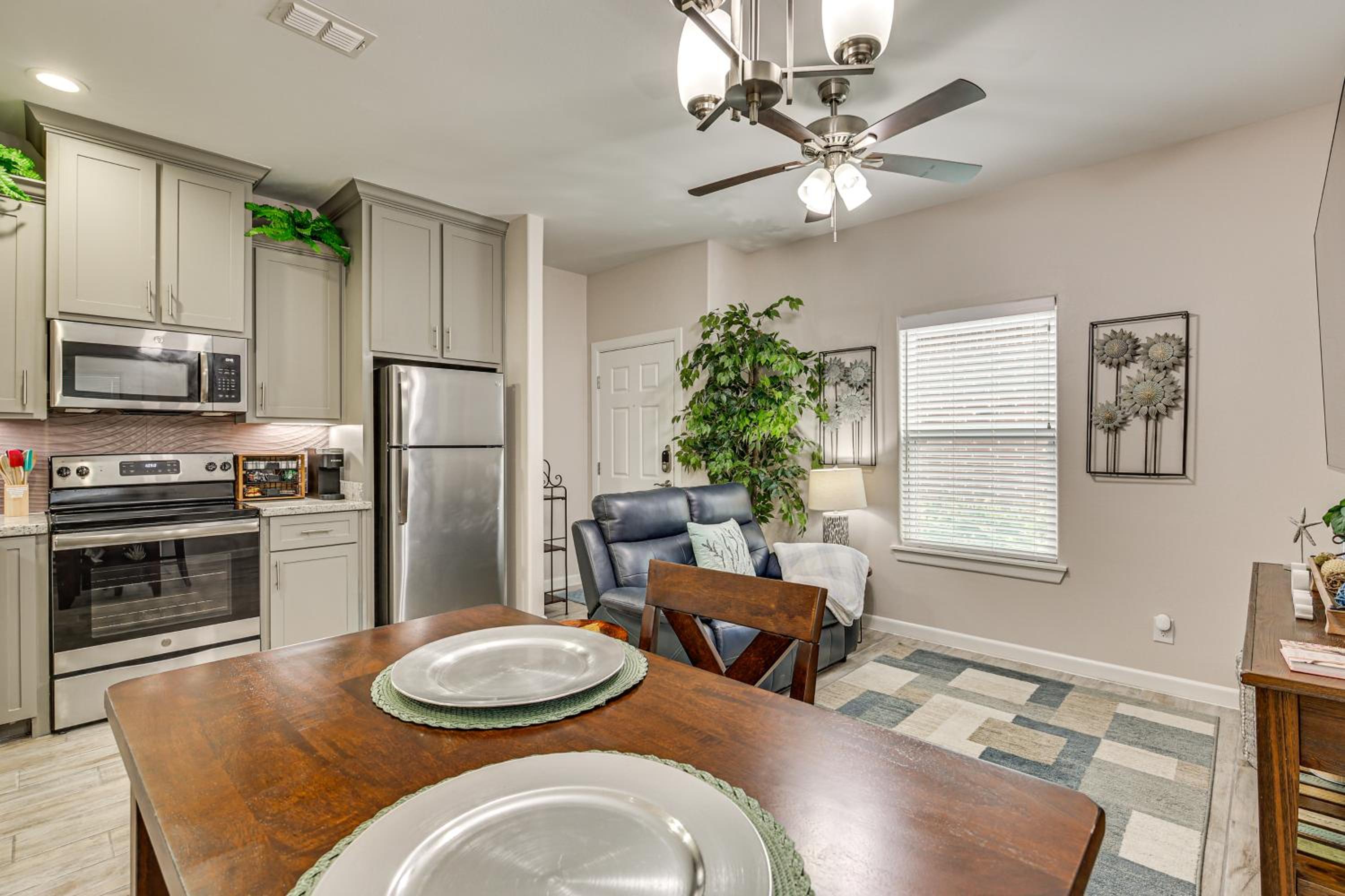3 Mi to Downtown Edinburg Quiet Condo with Patio