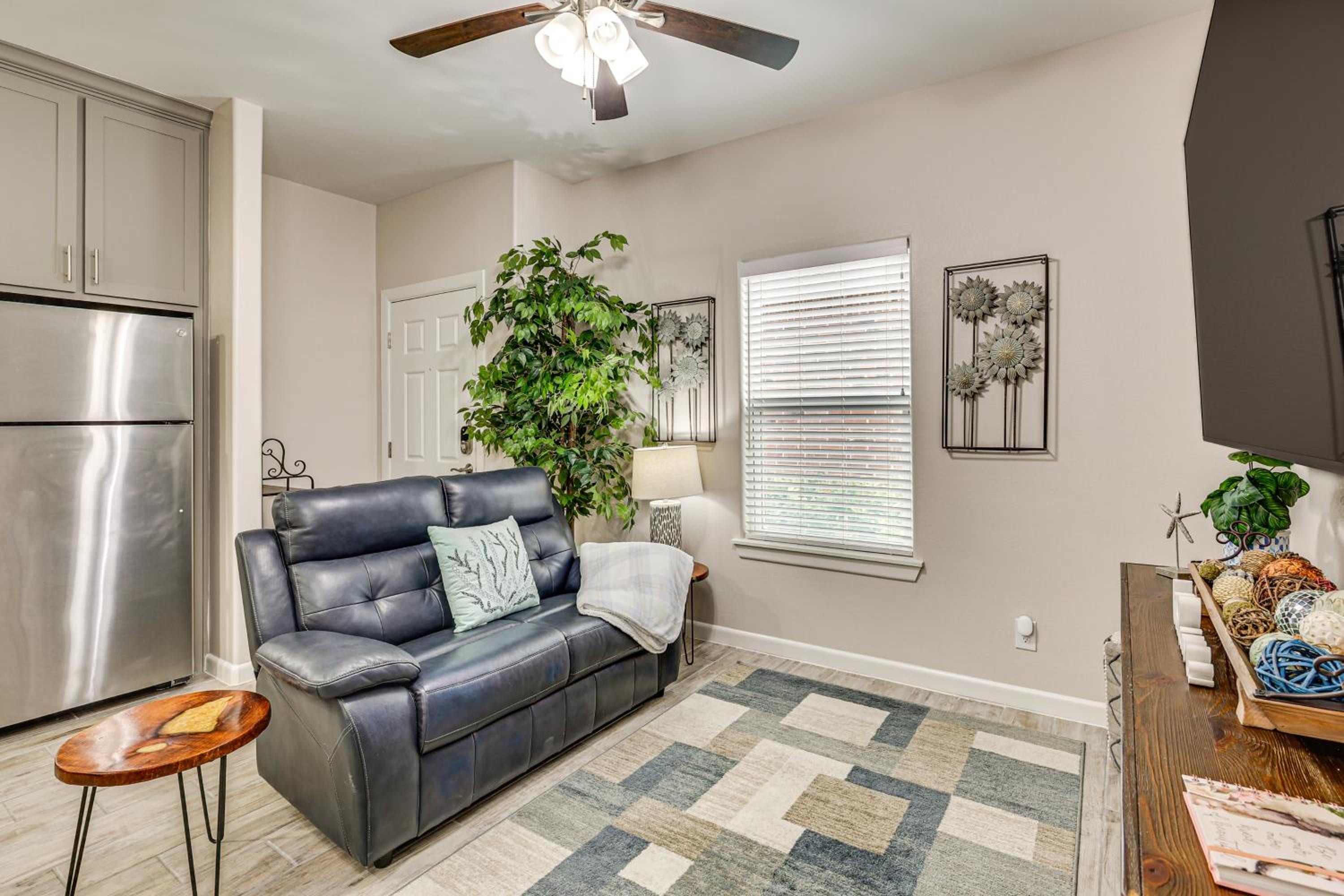 3 Mi to Downtown Edinburg Quiet Condo with Patio