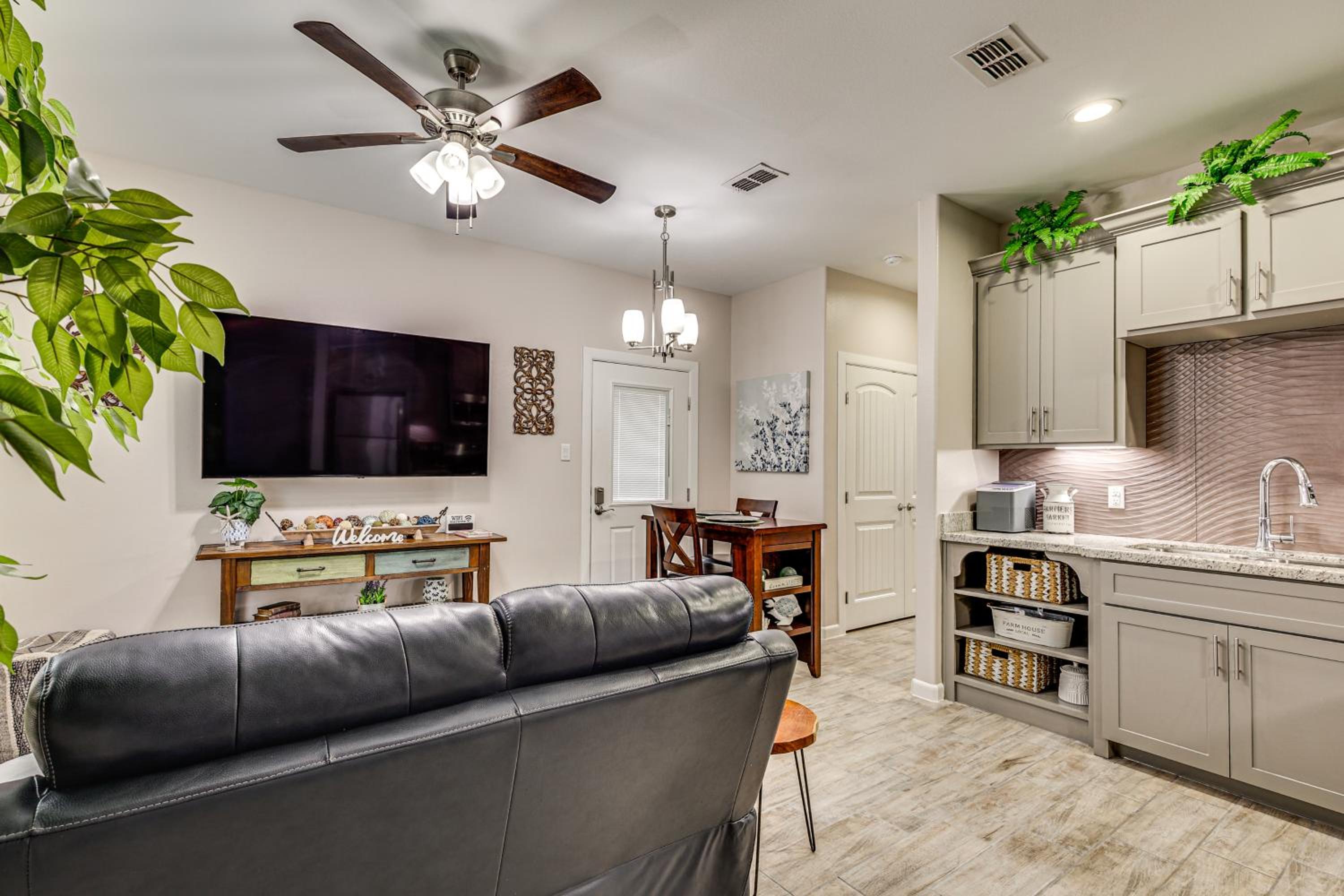 3 Mi to Downtown Edinburg Quiet Condo with Patio
