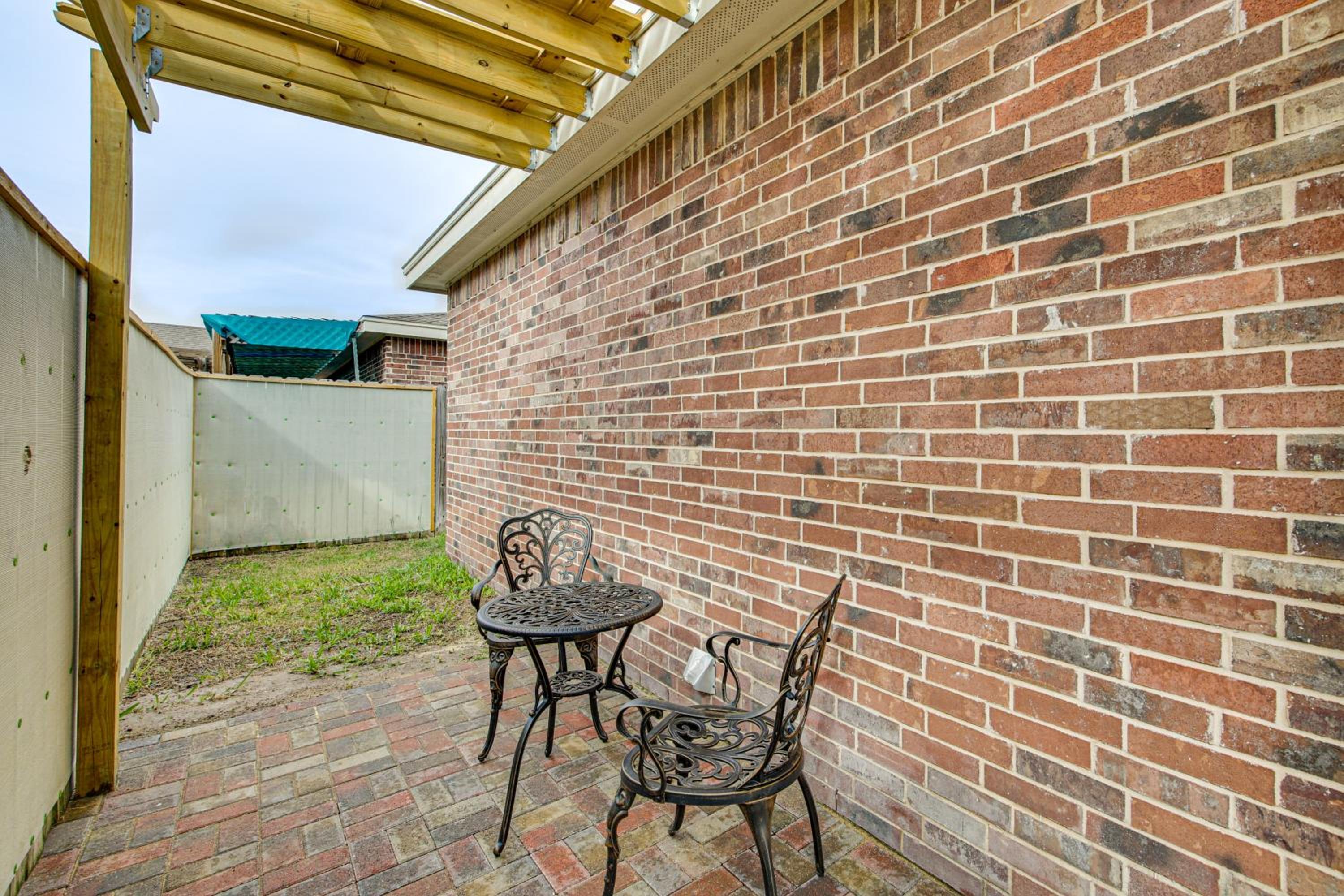 3 Mi to Downtown Edinburg Quiet Condo with Patio