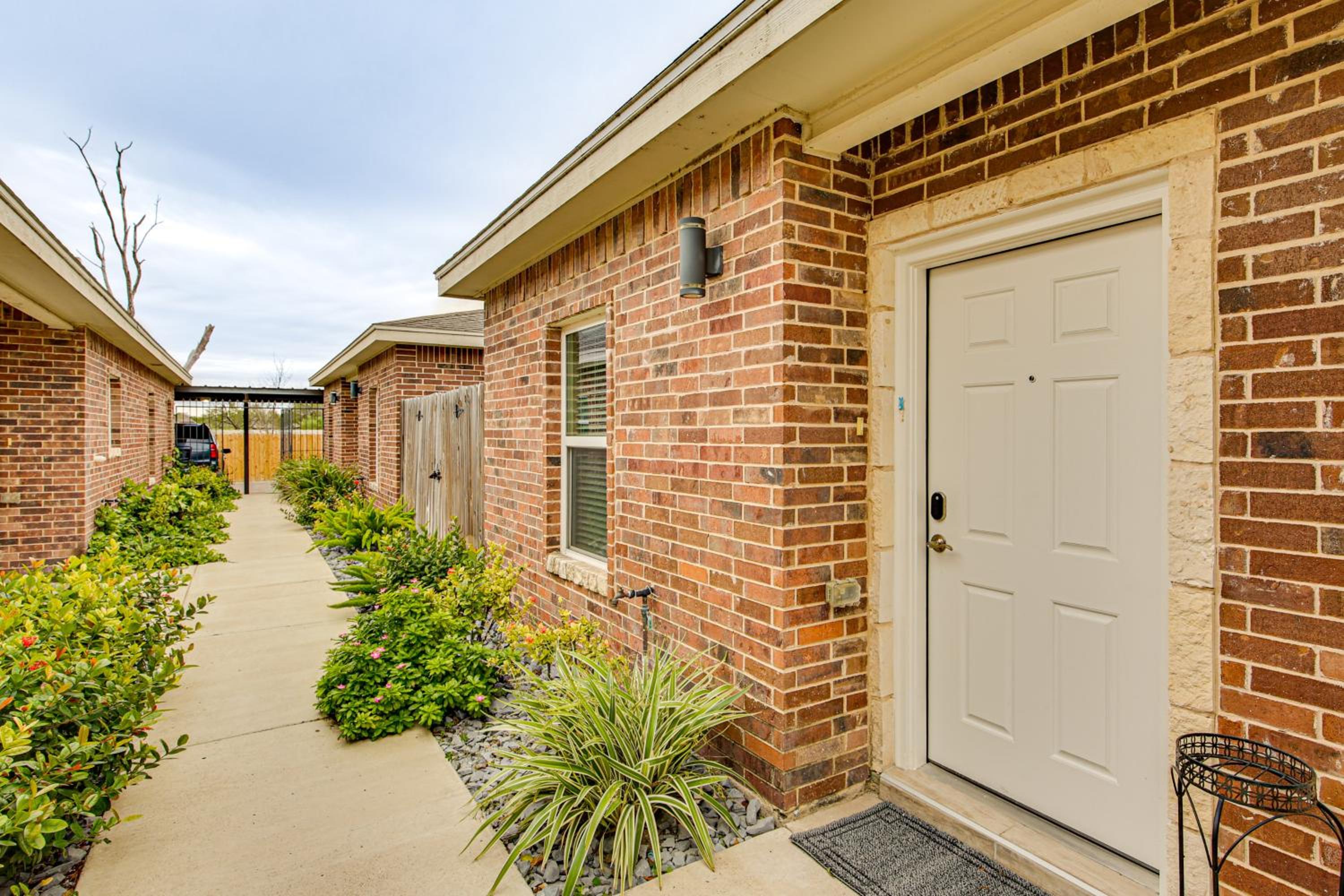 3 Mi to Downtown Edinburg Quiet Condo with Patio