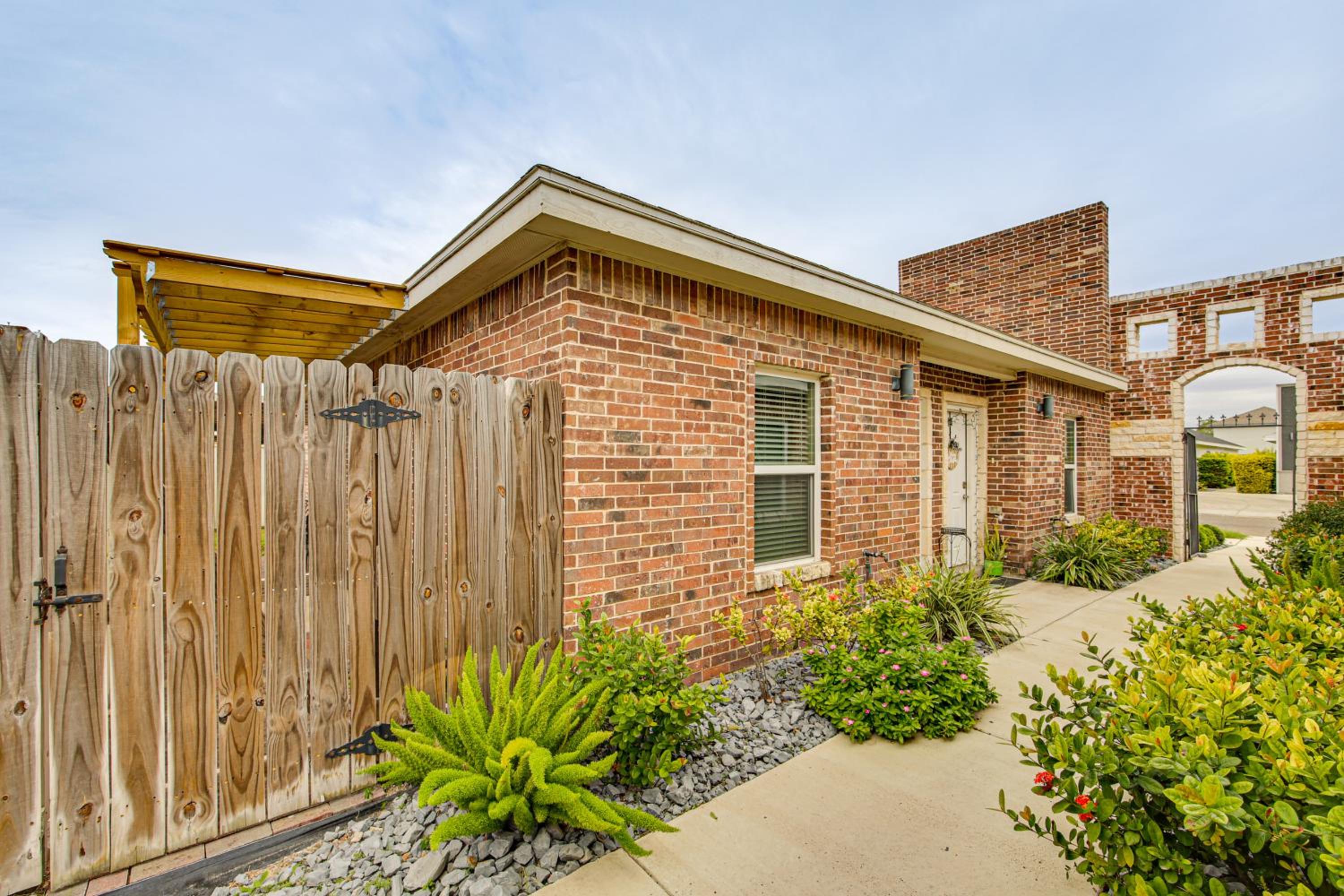 3 Mi to Downtown Edinburg Quiet Condo with Patio