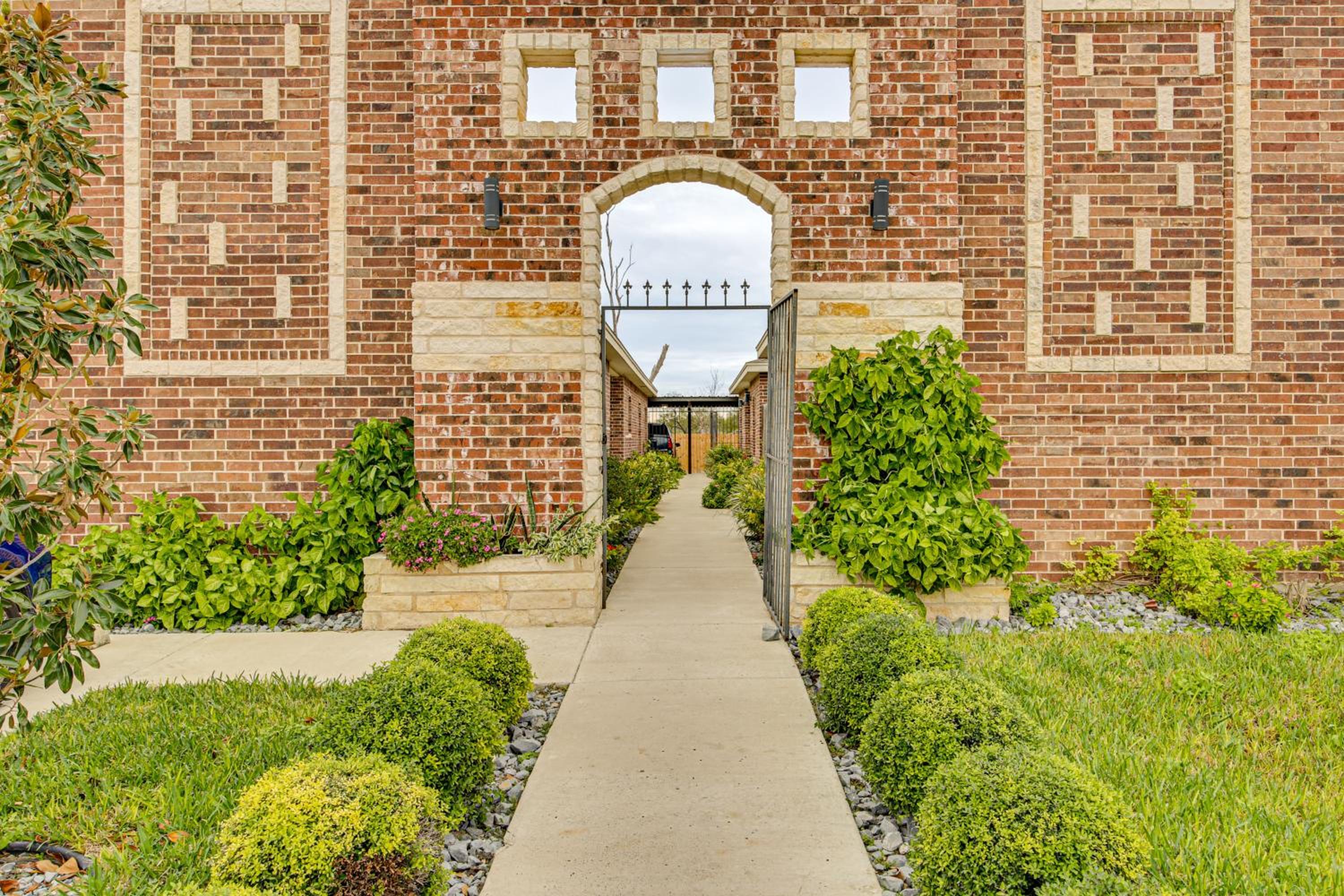 3 Mi to Downtown Edinburg Quiet Condo with Patio