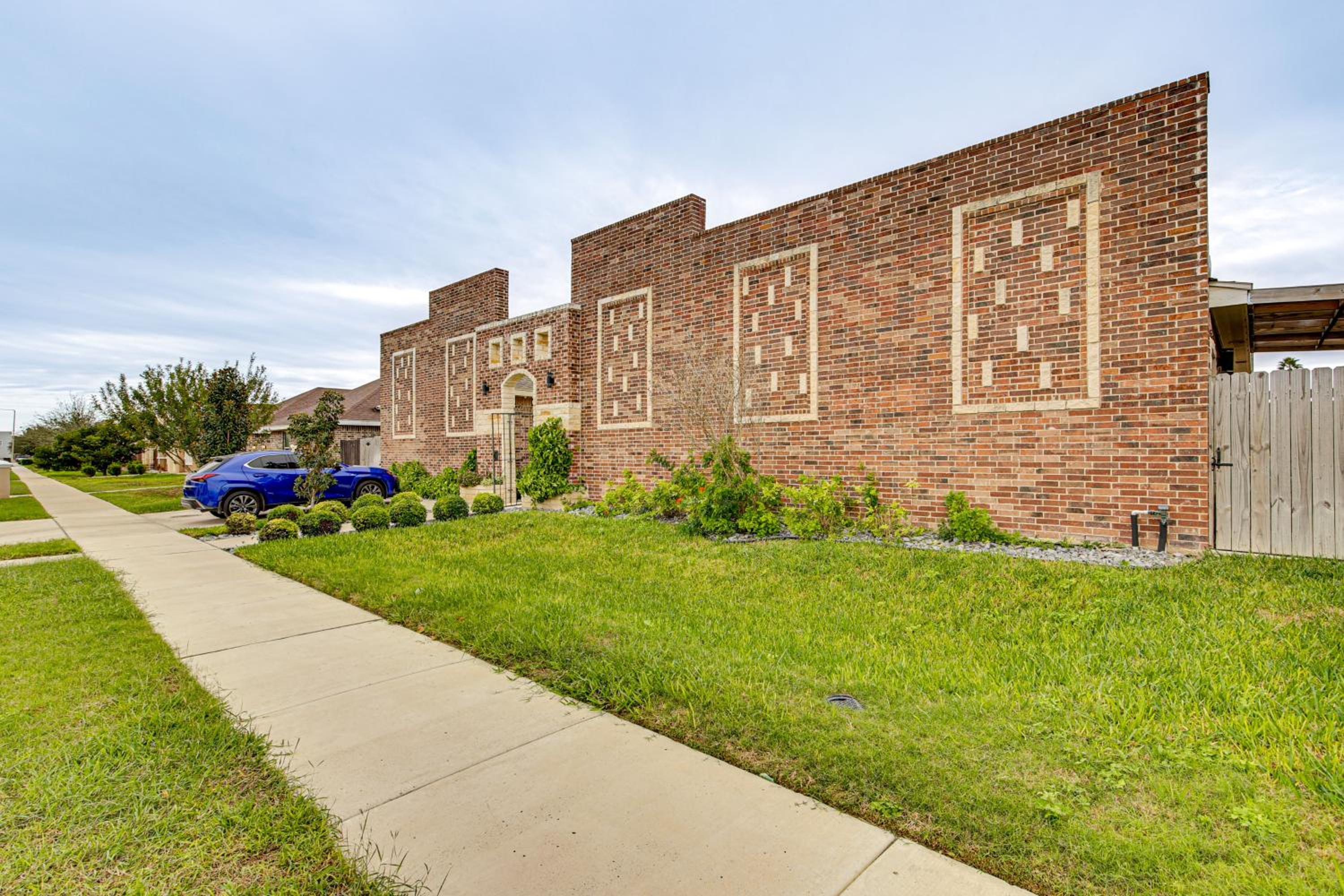 3 Mi to Downtown Edinburg Quiet Condo with Patio