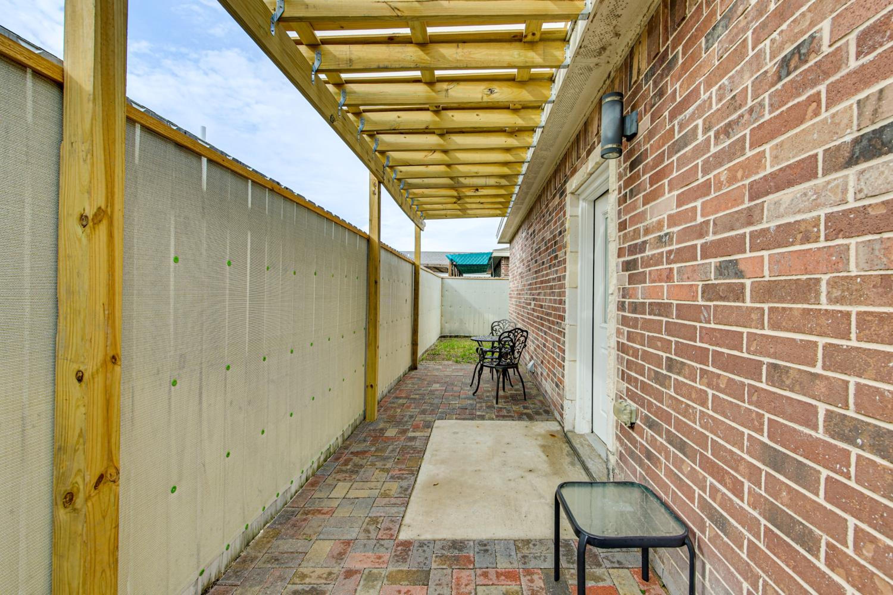 3 Mi to Downtown Edinburg Quiet Condo with Patio