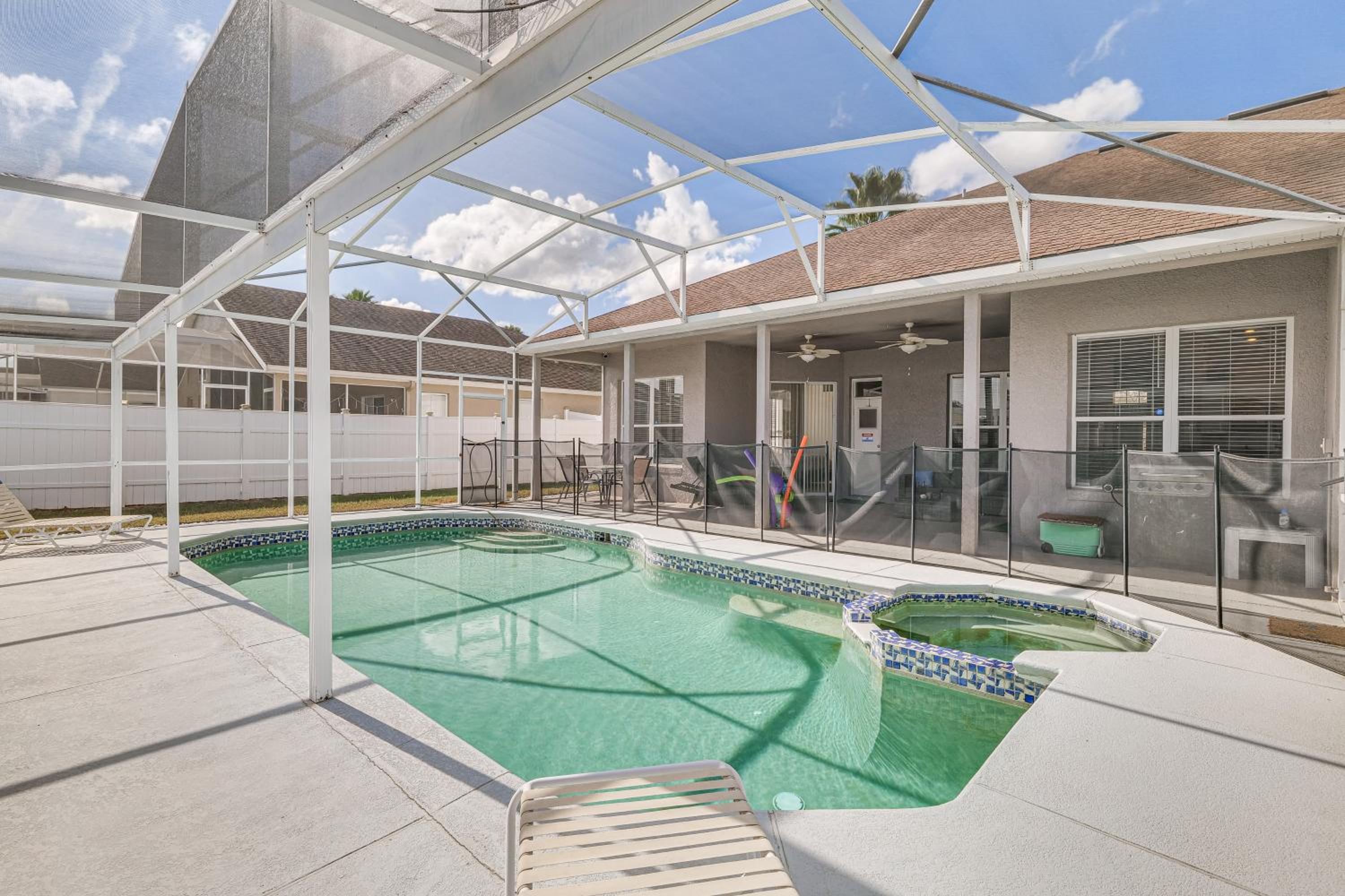 Group-Ready Theme Park Hub with Pool in Davenport