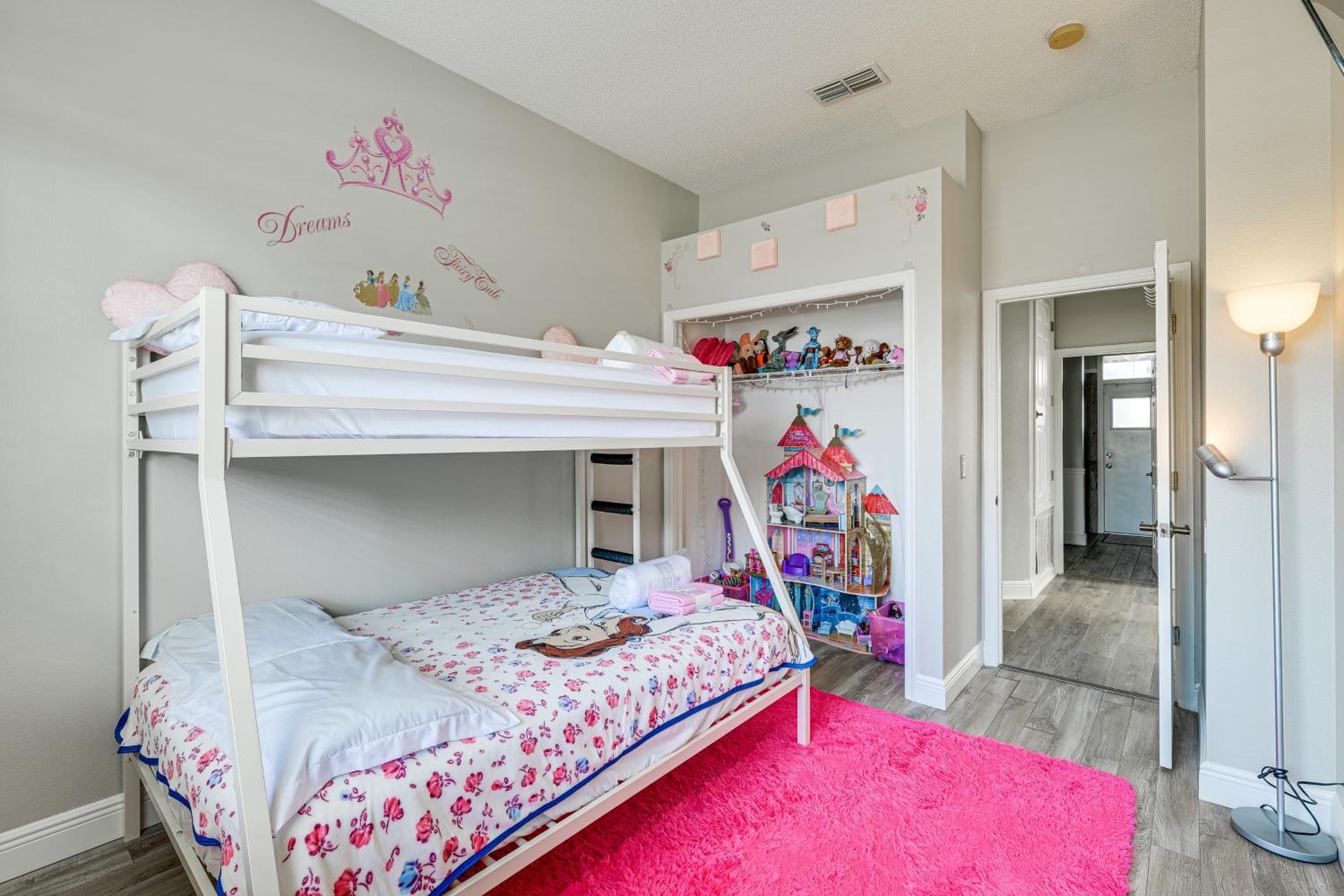 Group-Ready Theme Park Hub with Pool in Davenport
